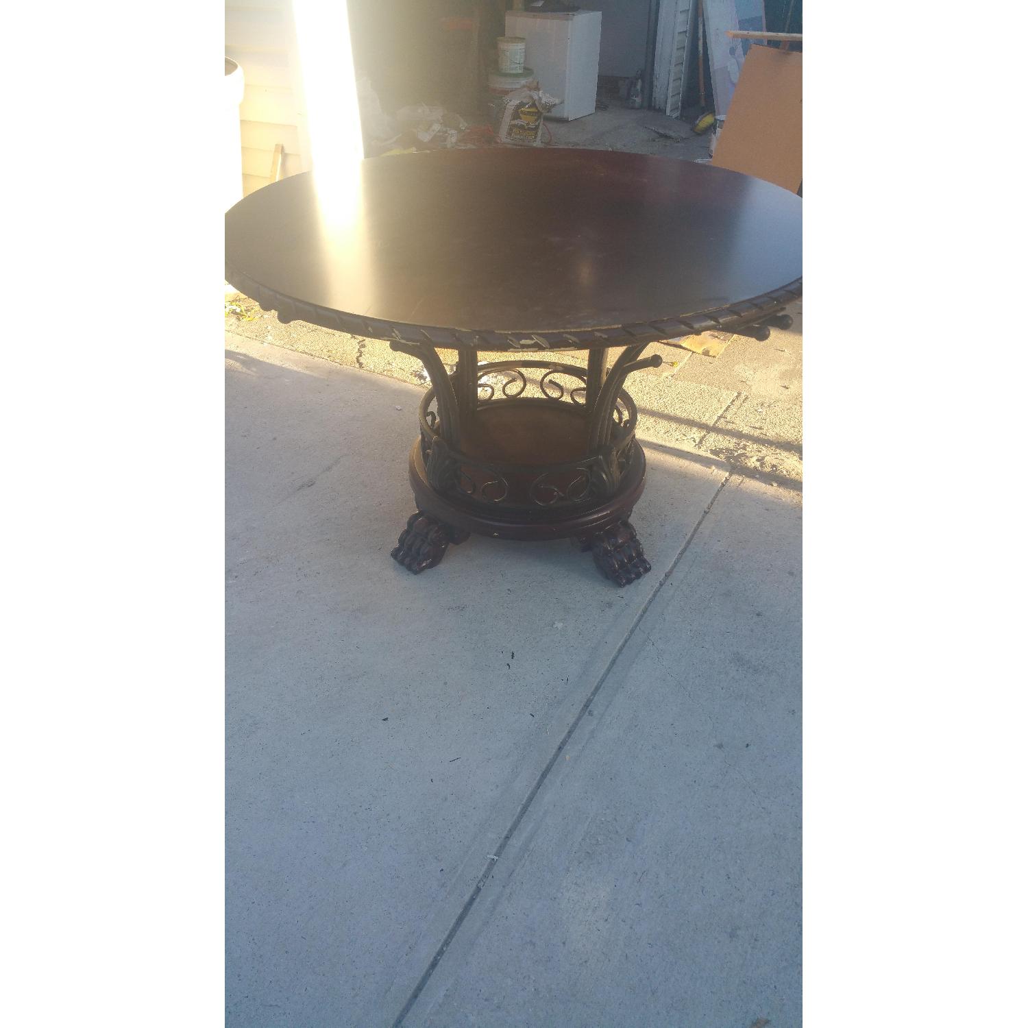 Round Table w/ 4 Chairs - AptDeco