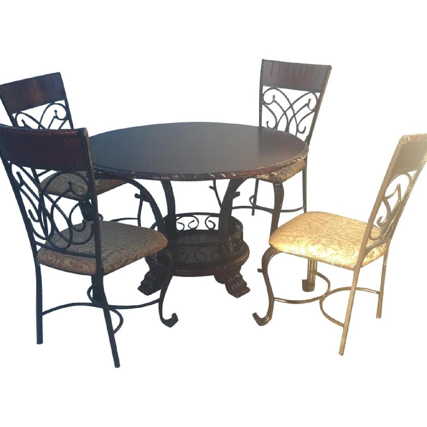 Round Table w/ 4 Chairs - AptDeco