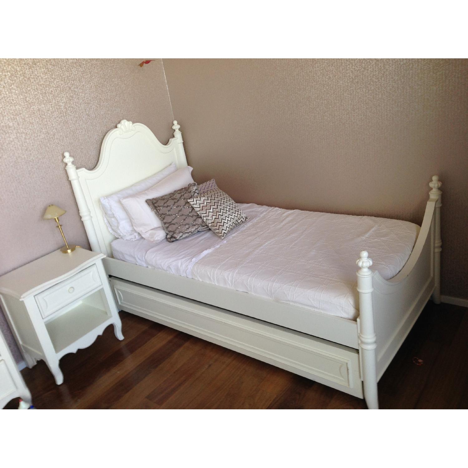 Young America/ Stanley Twin Size Bed - image-2