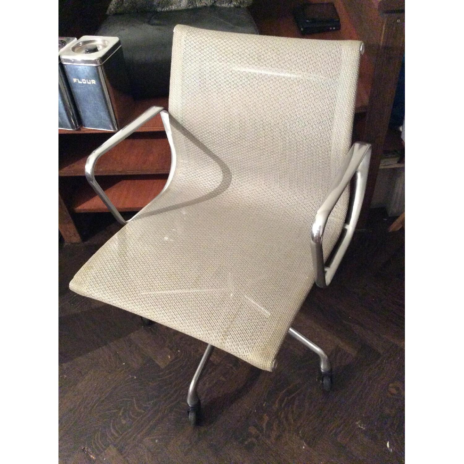 Herman Miller Eames Aluminum Management Chair - Cygnus Mesh - image-1