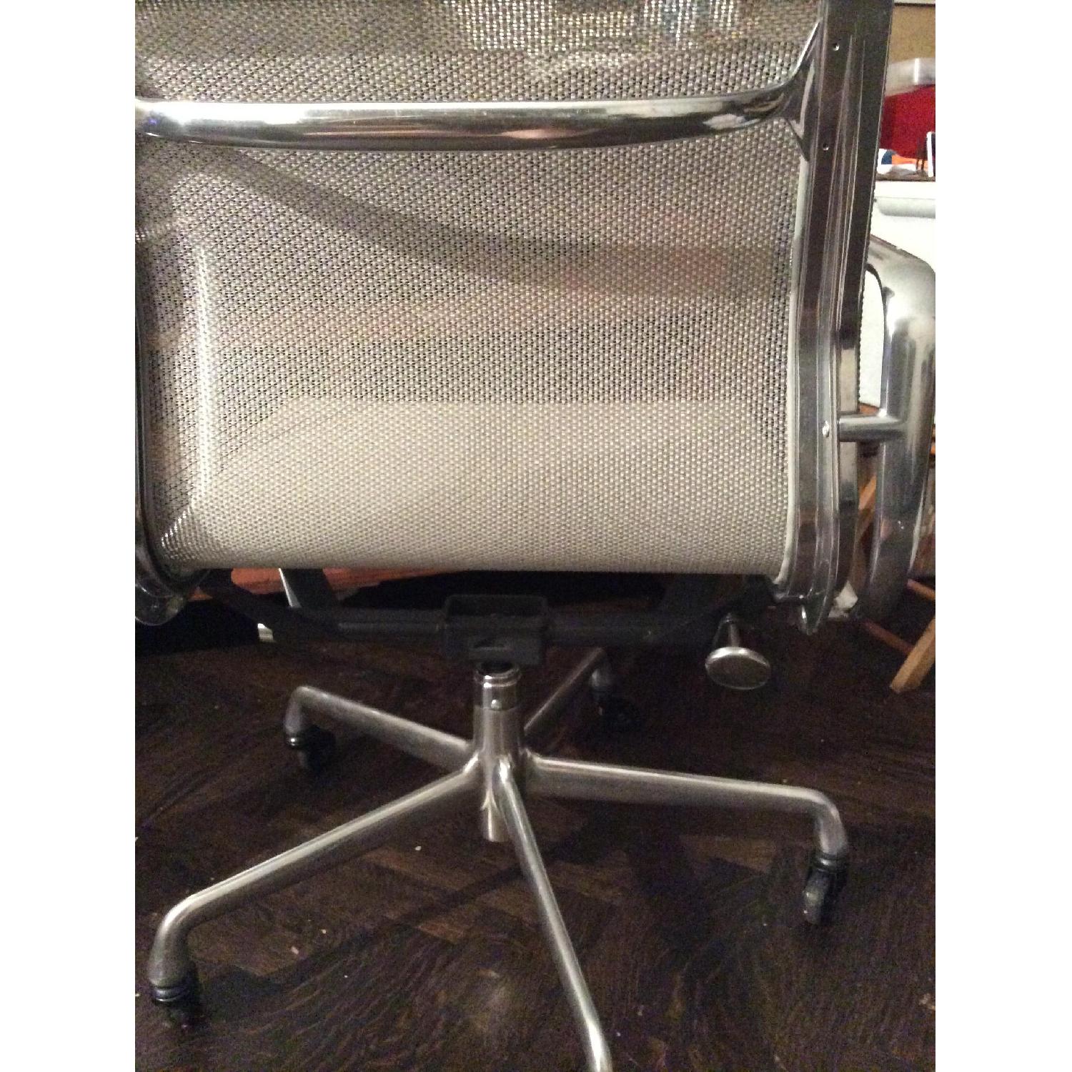 Herman Miller Eames Aluminum Management Chair - Cygnus Mesh - image-4