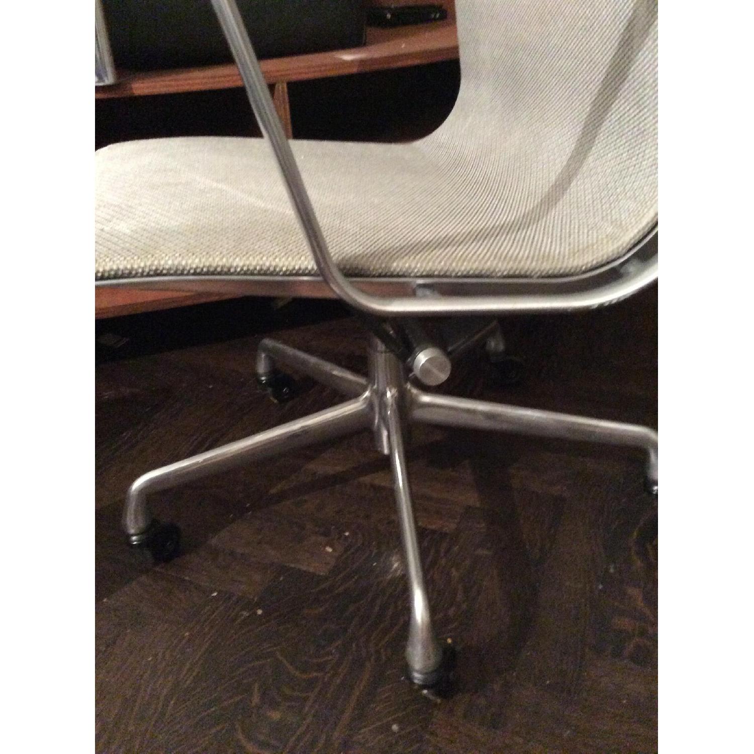 Herman Miller Eames Aluminum Management Chair - Cygnus Mesh - image-5