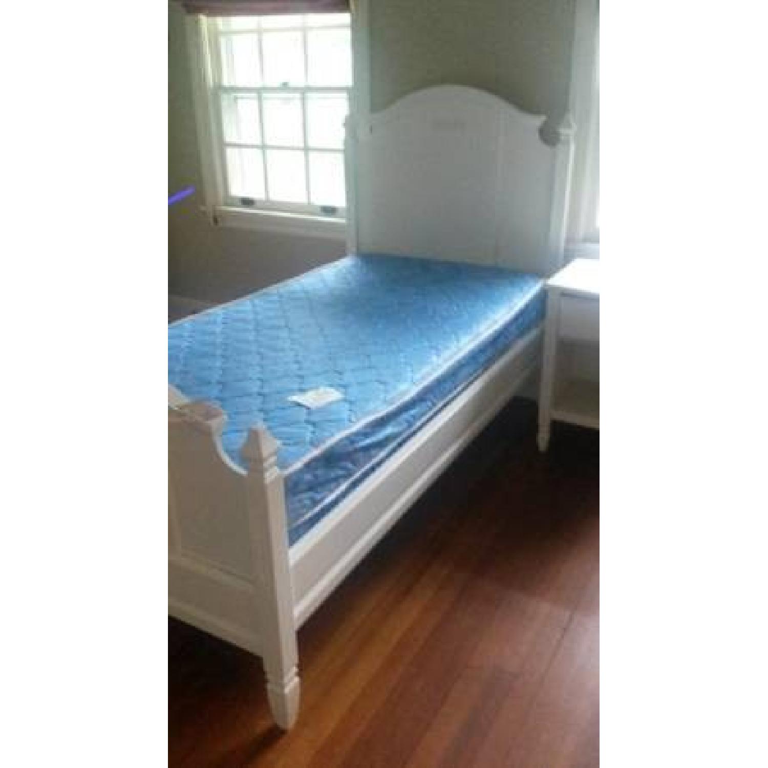 Pottery Barn Bedroom Set White Madeline - 5 Pieces - image-3