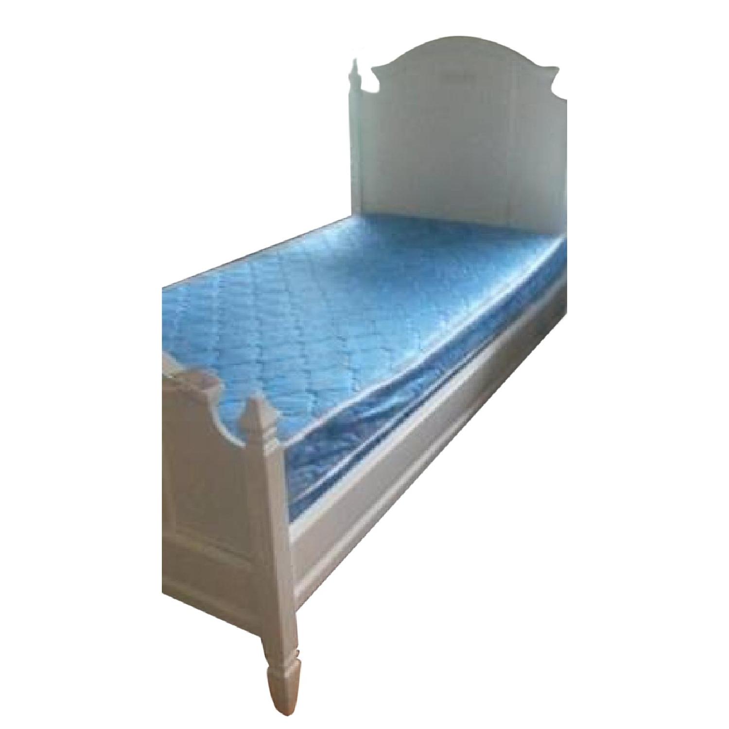 Pottery Barn Bedroom Set White Madeline - 5 Pieces - image-6