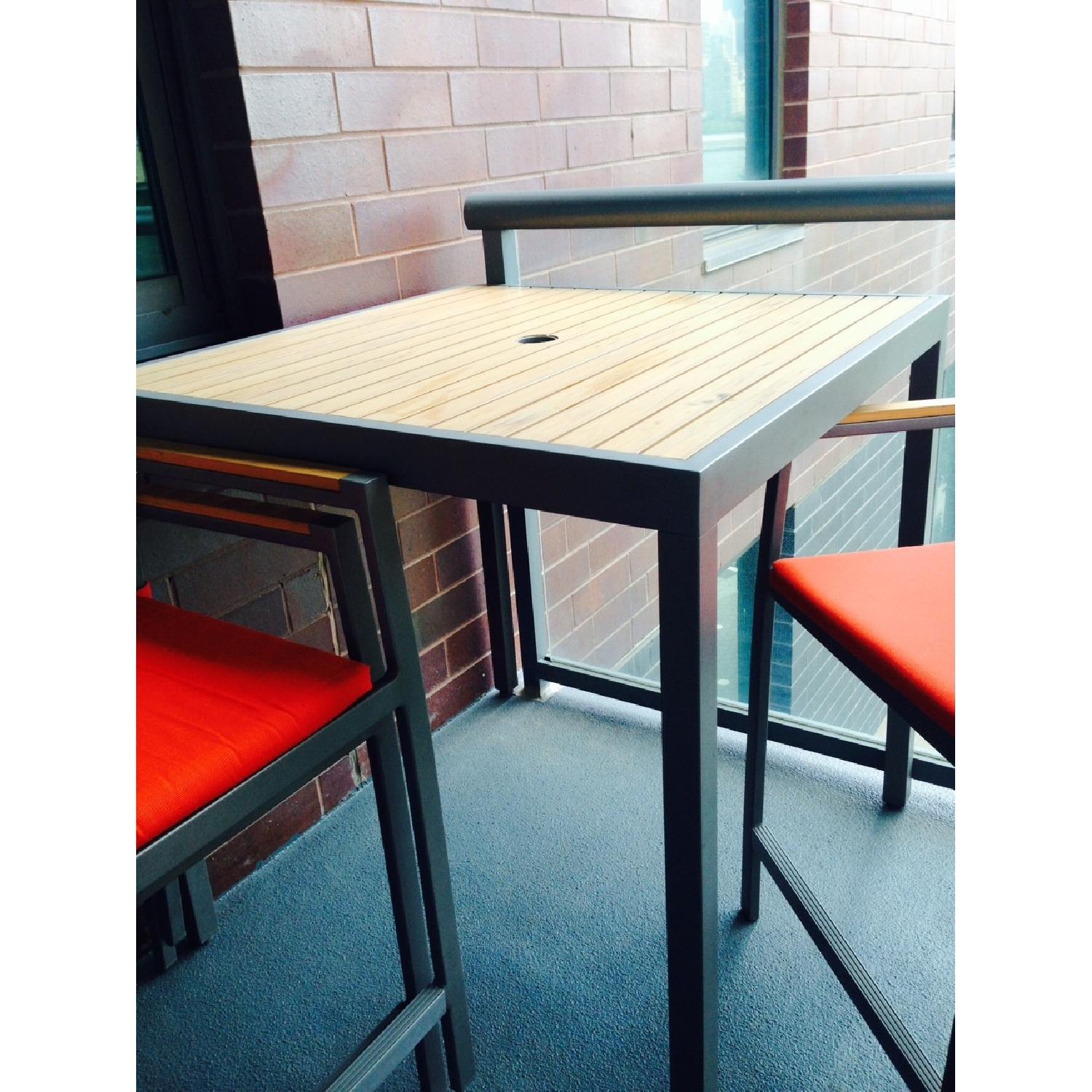 Crate & Barrel Alfresco Dining Table w/ 4 Chairs AptDeco