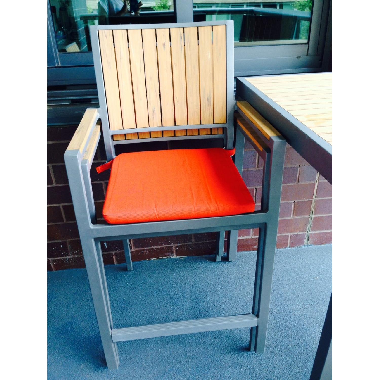 Crate & Barrel Alfresco Dining Table w/ 4 Chairs AptDeco