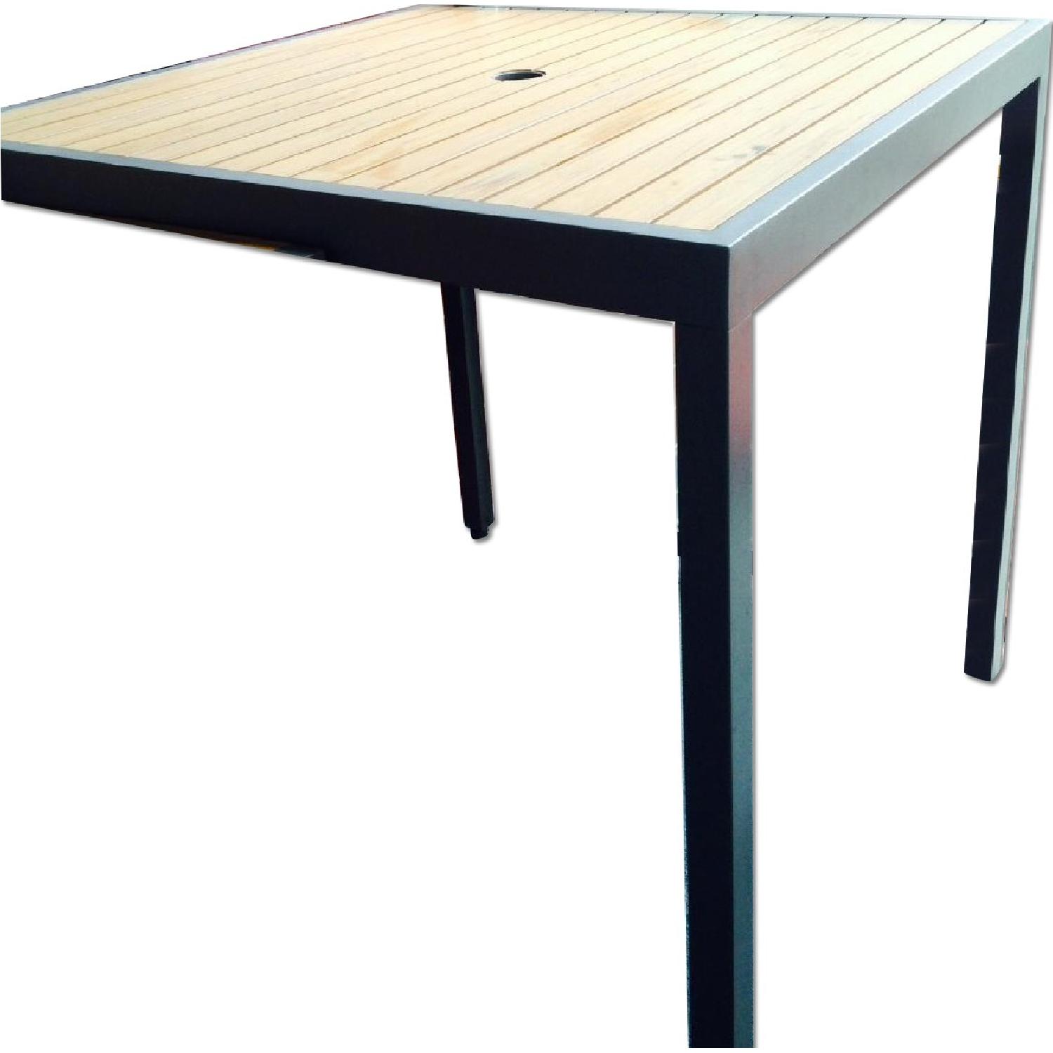 Crate & Barrel Alfresco Dining Table w/ 4 Chairs AptDeco