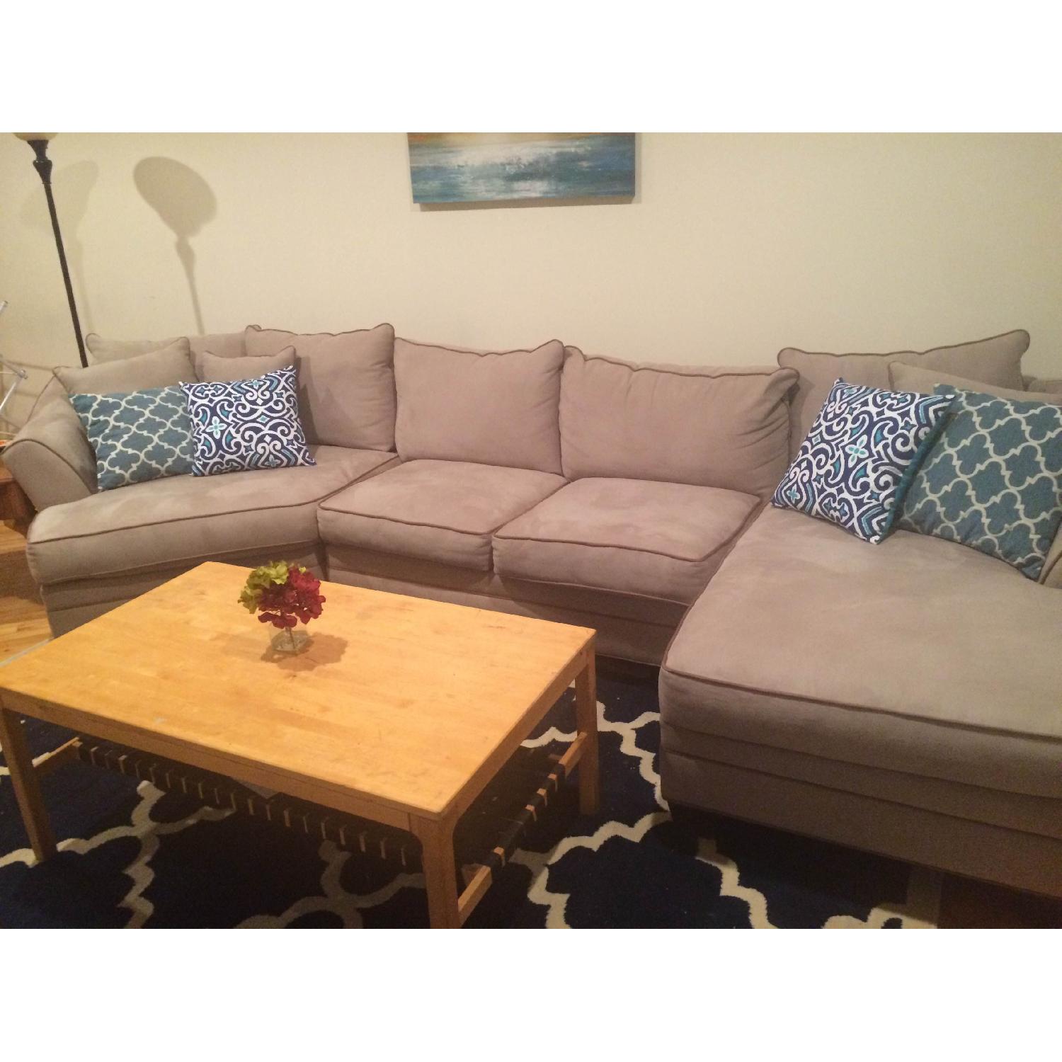 Raymour & Flanigan Foresthill Sectional Sofa w/ Chaise Lounge - AptDeco