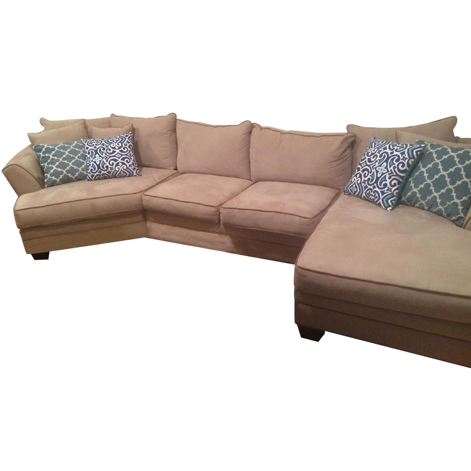 Raymour & Flanigan Foresthill Sectional Sofa w/ Chaise Lounge - AptDeco