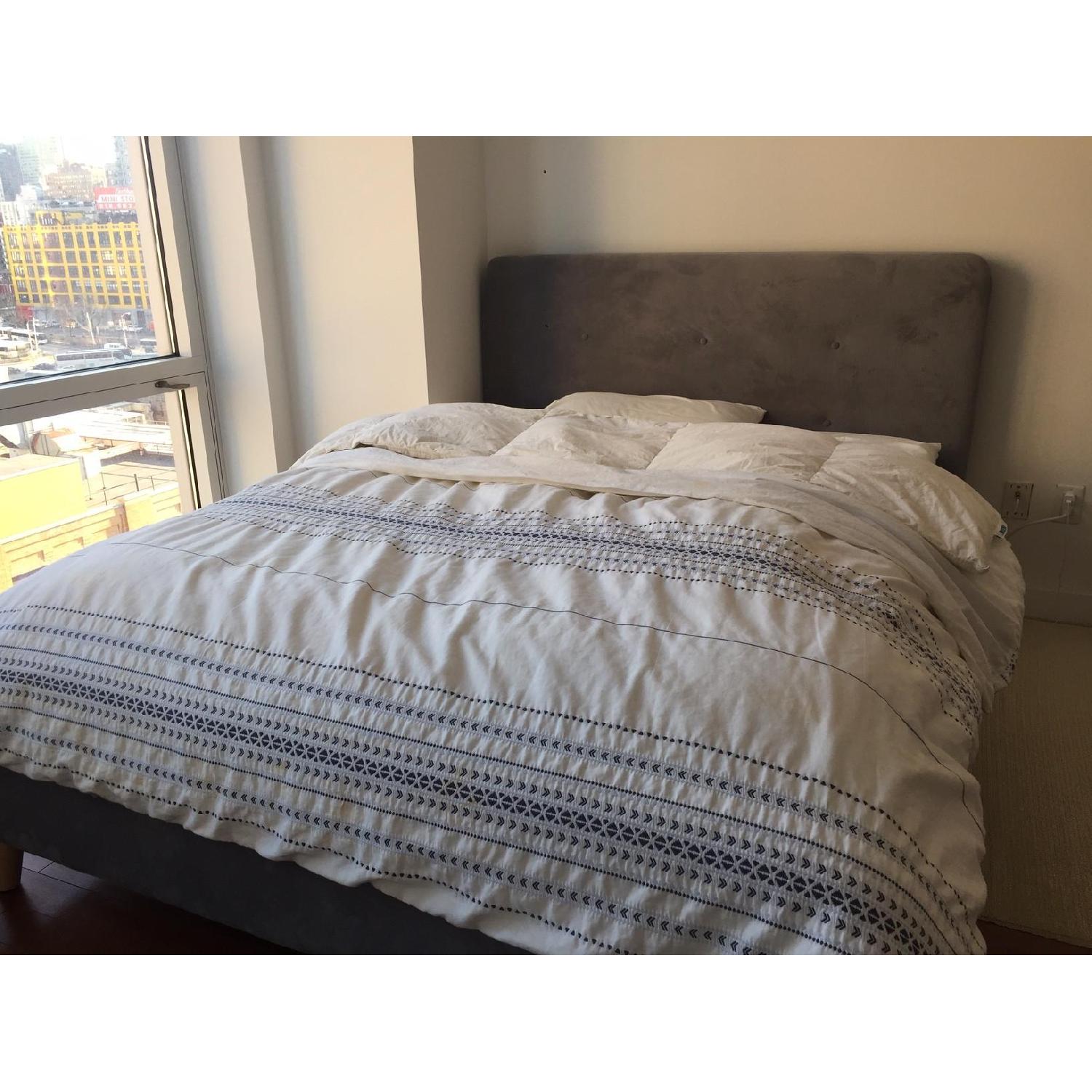 Furniture of America Celene Mid Century Modern Tufted Bed - image-2