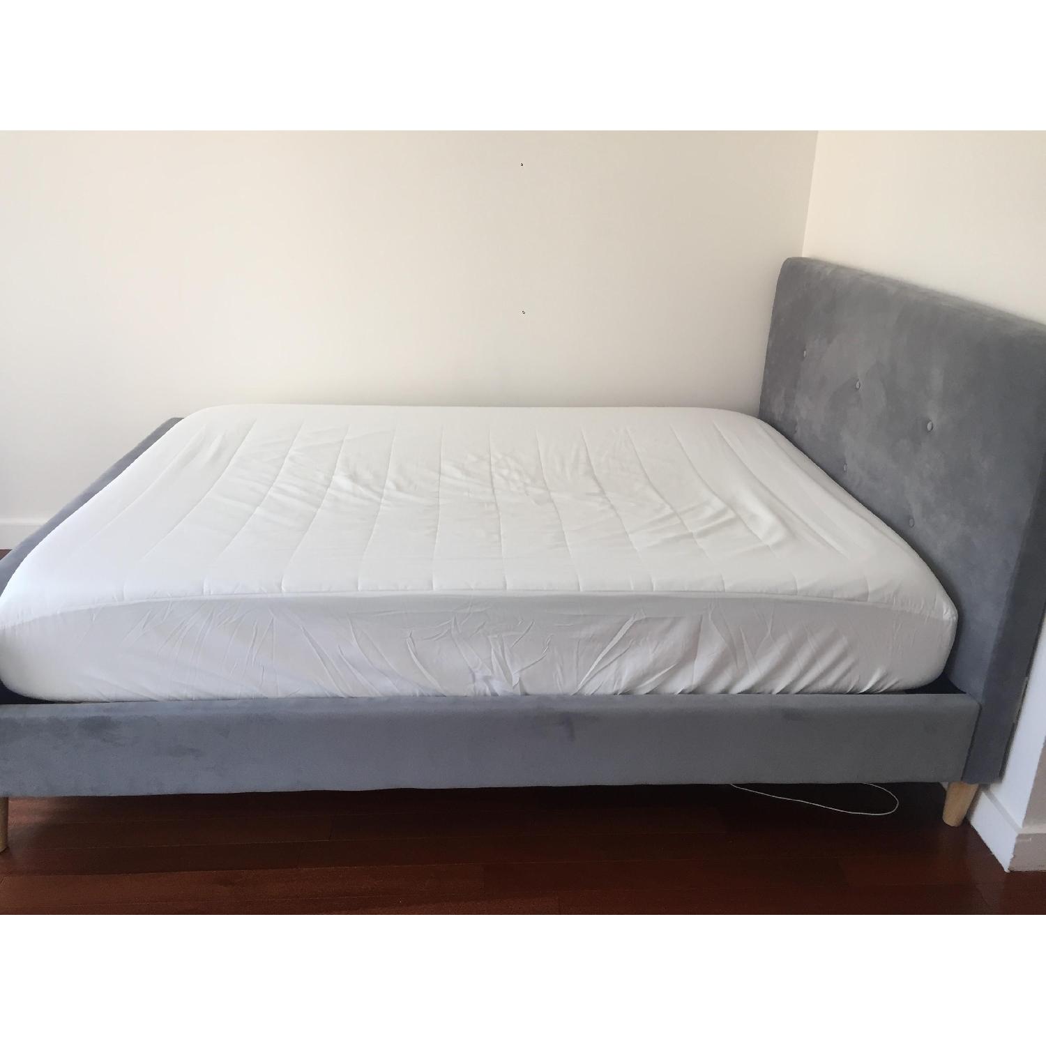 Furniture of America Celene Mid Century Modern Tufted Bed - image-3