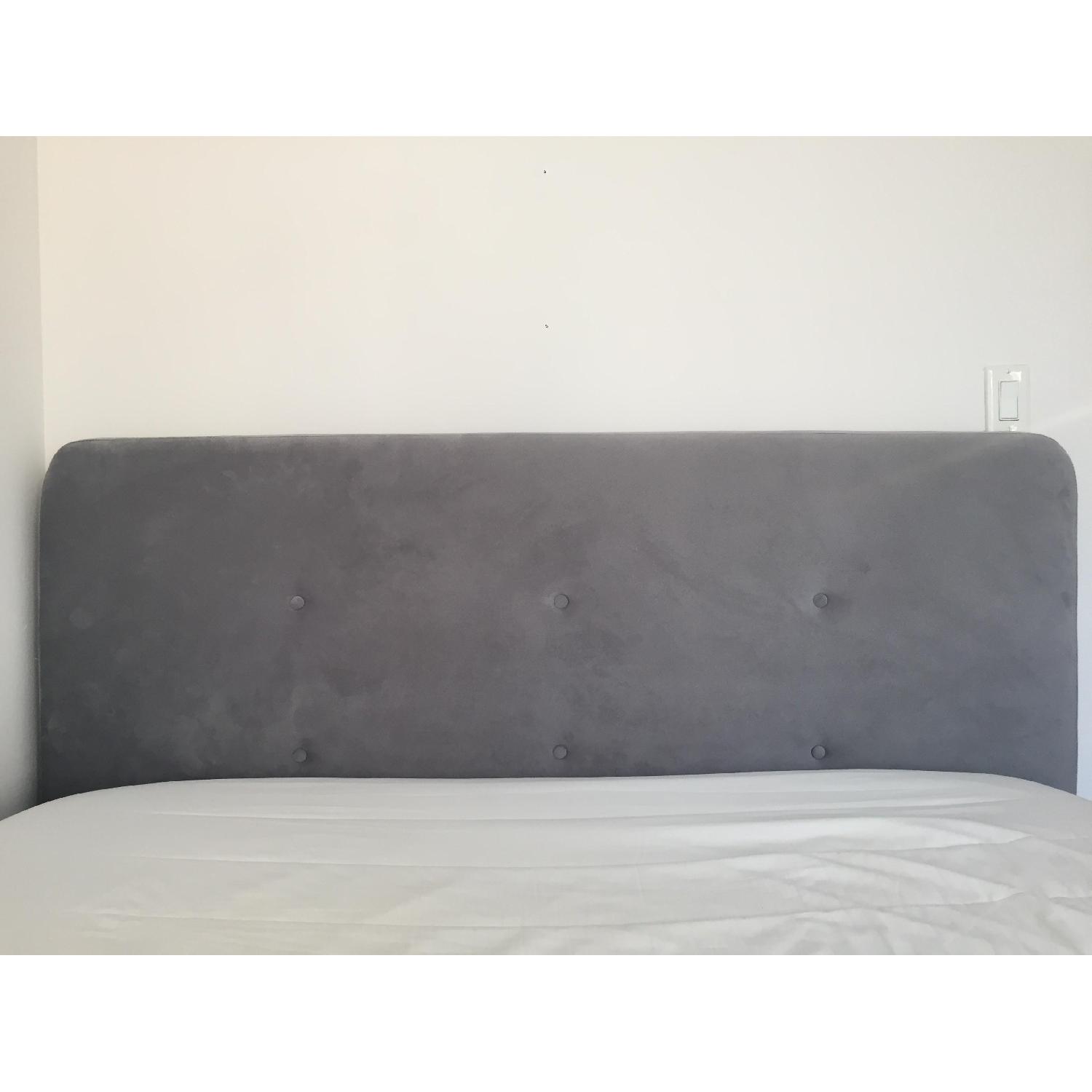 Furniture of America Celene Mid Century Modern Tufted Bed - image-5