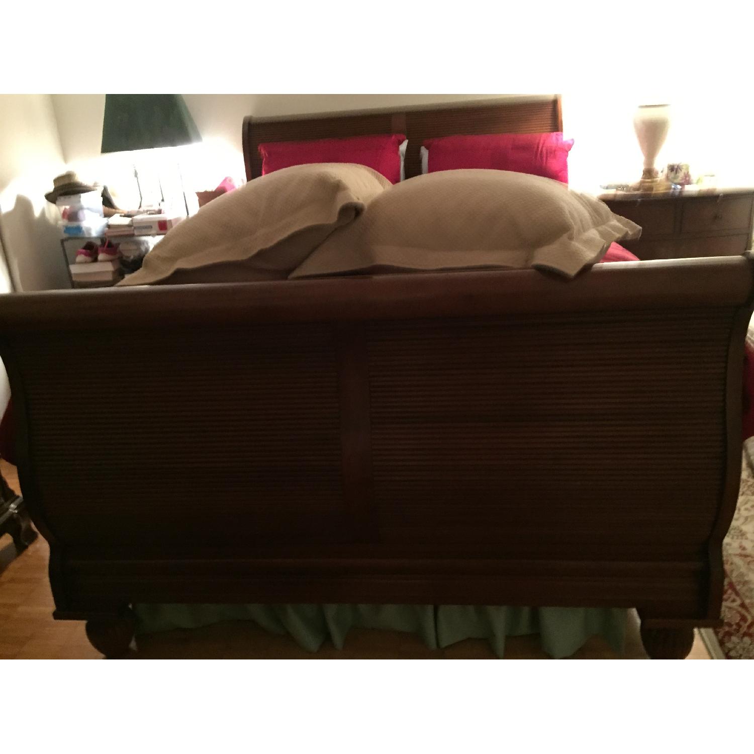 Haverty's Queen Size Sleigh Bed w/ Headboard & Footboard AptDeco