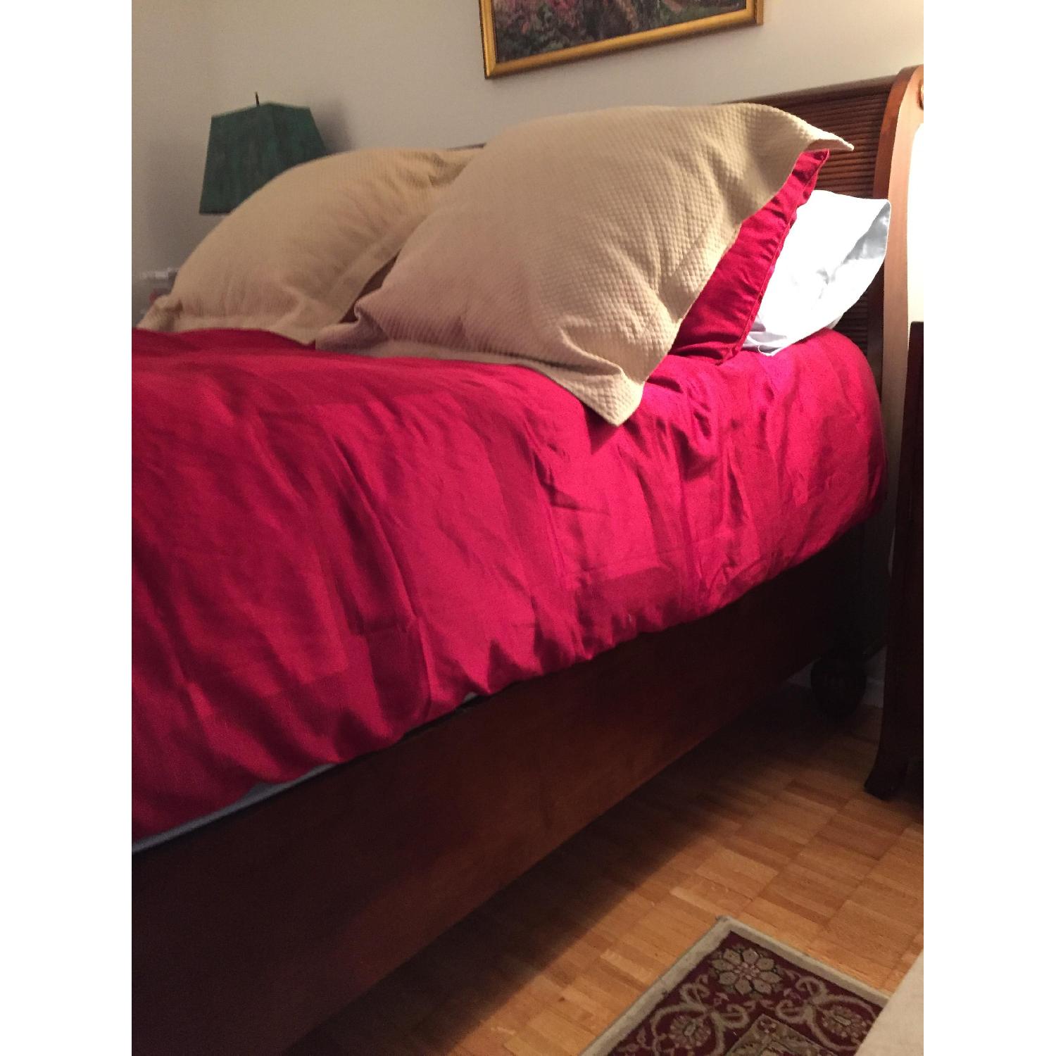 Haverty's Queen Size Sleigh Bed w/ Headboard & Footboard AptDeco