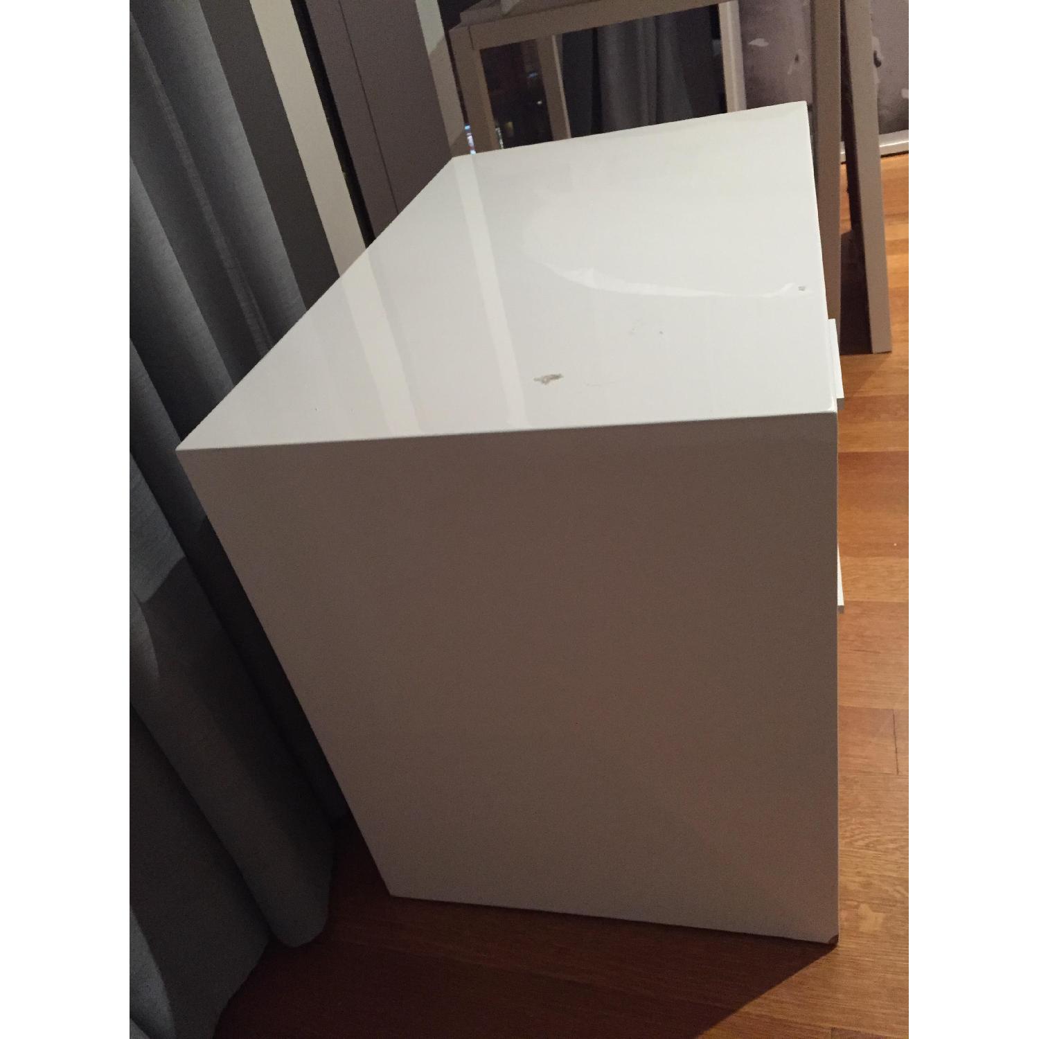 Modani White Lacquer Bedside Table - image-2