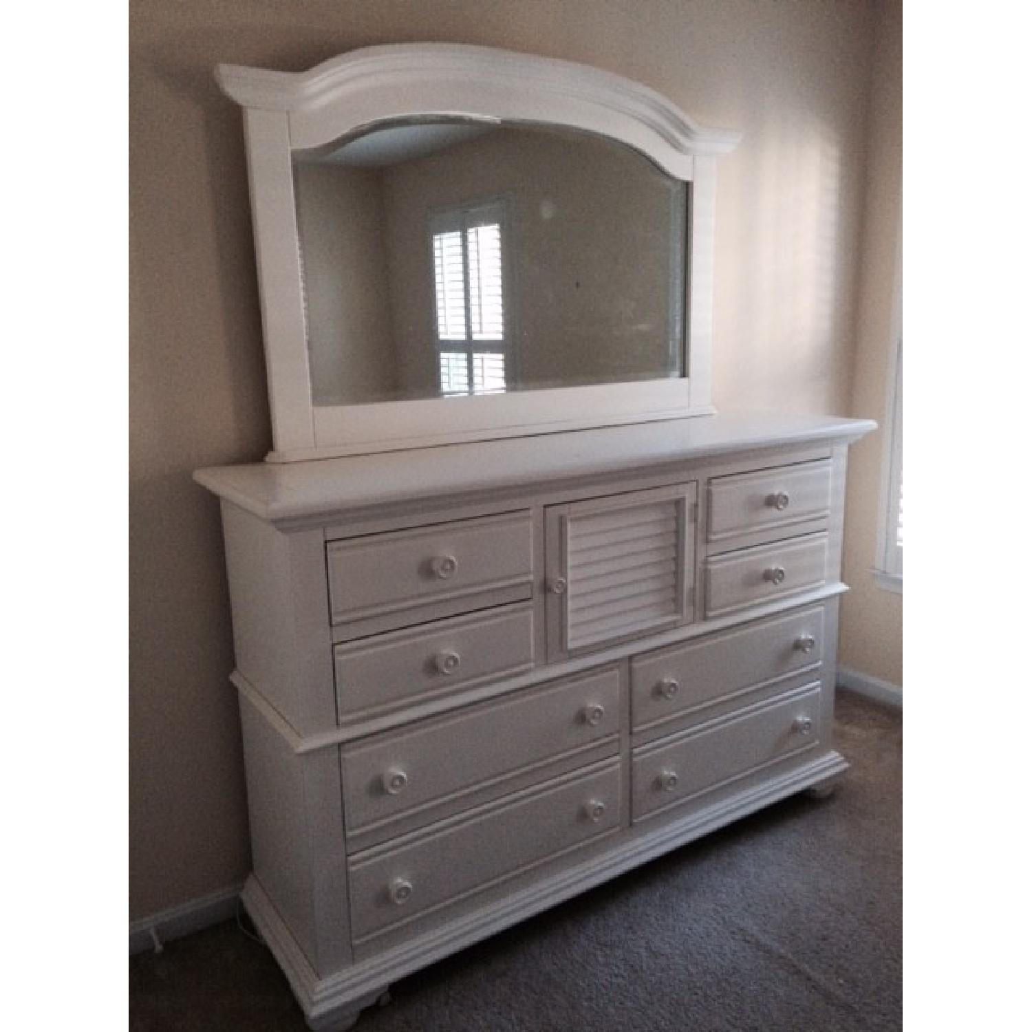 Haverty's Cottage Retreat II Dresser with Landscape Mirror - image-1