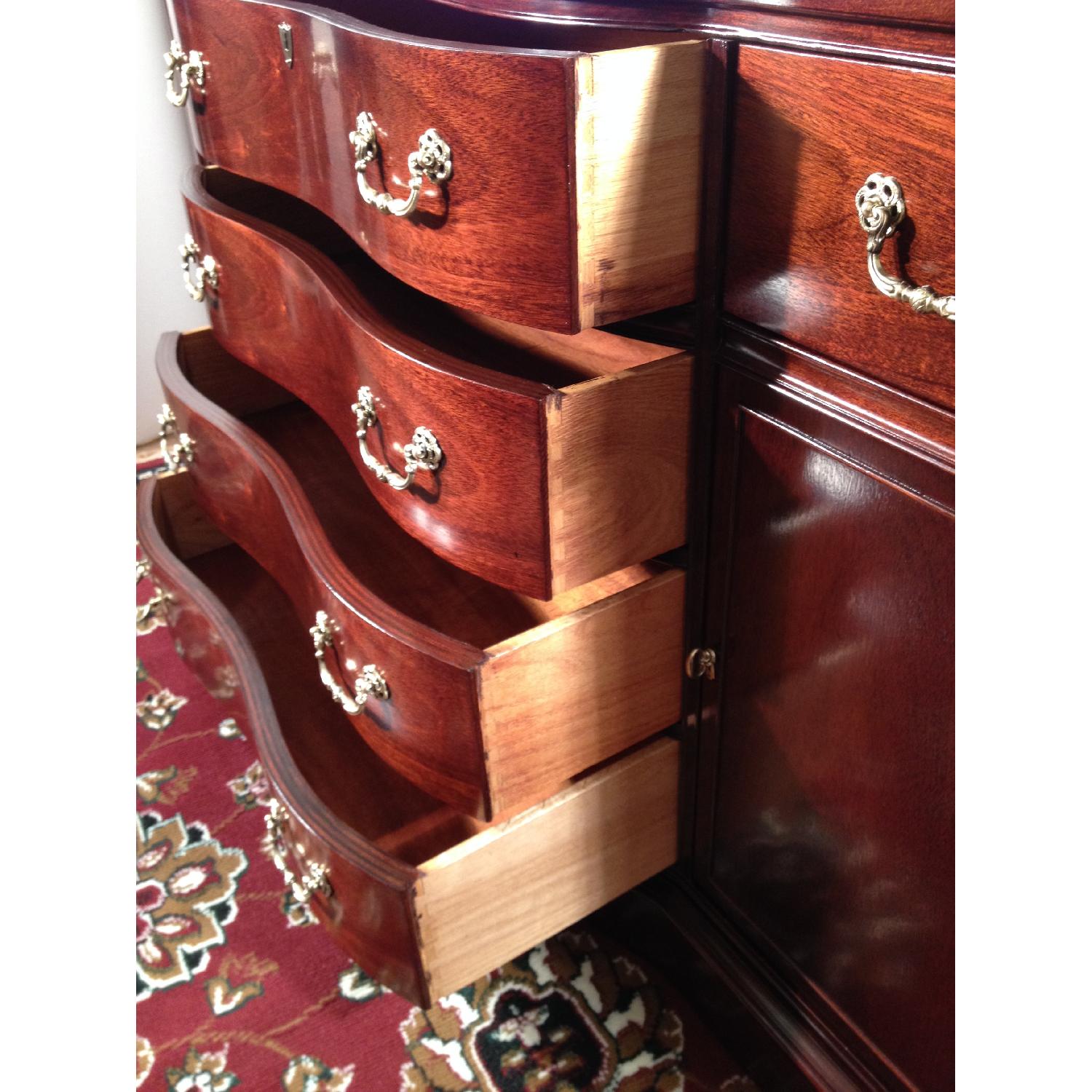 Bassett Antique Mahogany 9 Piece Extendable Dining Room Set - image-22