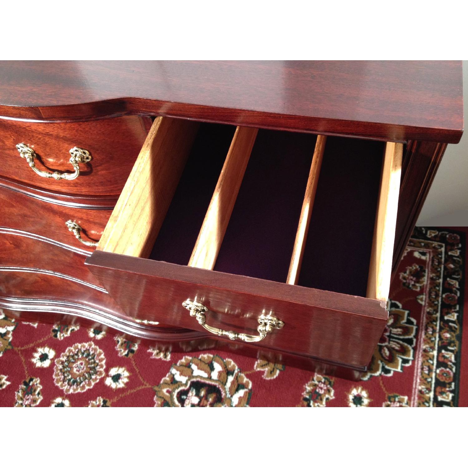 Bassett Antique Mahogany 9 Piece Extendable Dining Room Set - image-23