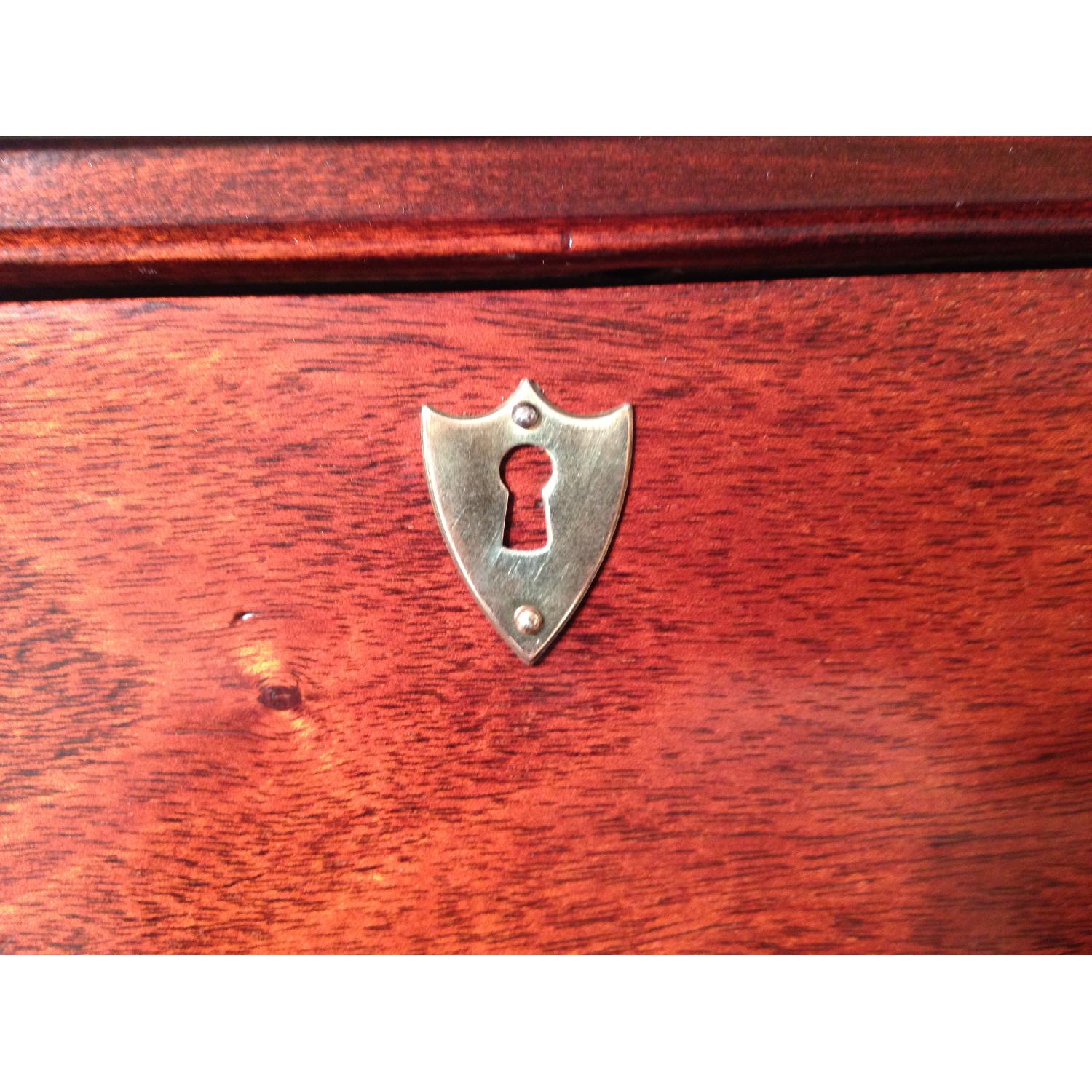 Bassett Antique Mahogany 9 Piece Extendable Dining Room Set - image-24