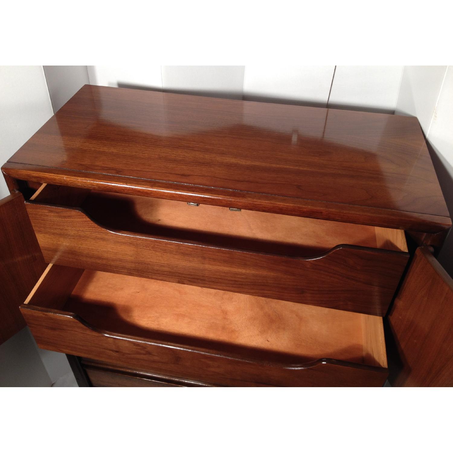 United Furniture Company Mid Century Modern Walnut 5 Drawer Chest on Chest - image-7