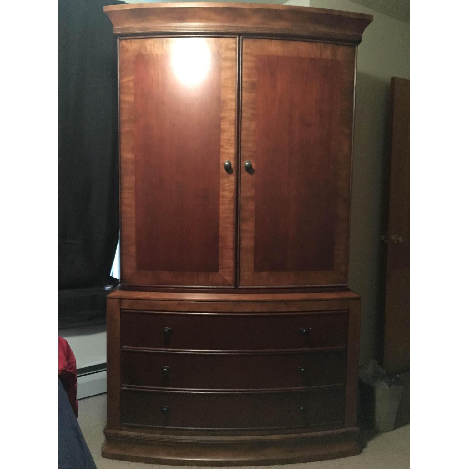 Ashley's Cherry Wood 5-Piece Queen-Sized Bedroom Set - image-3