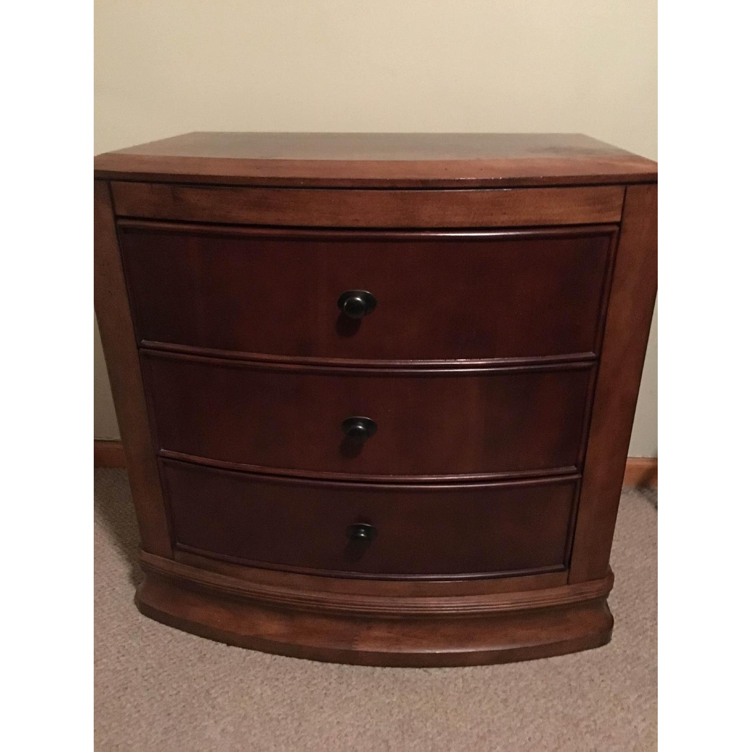 Ashley's Cherry Wood 5-Piece Queen-Sized Bedroom Set - image-4