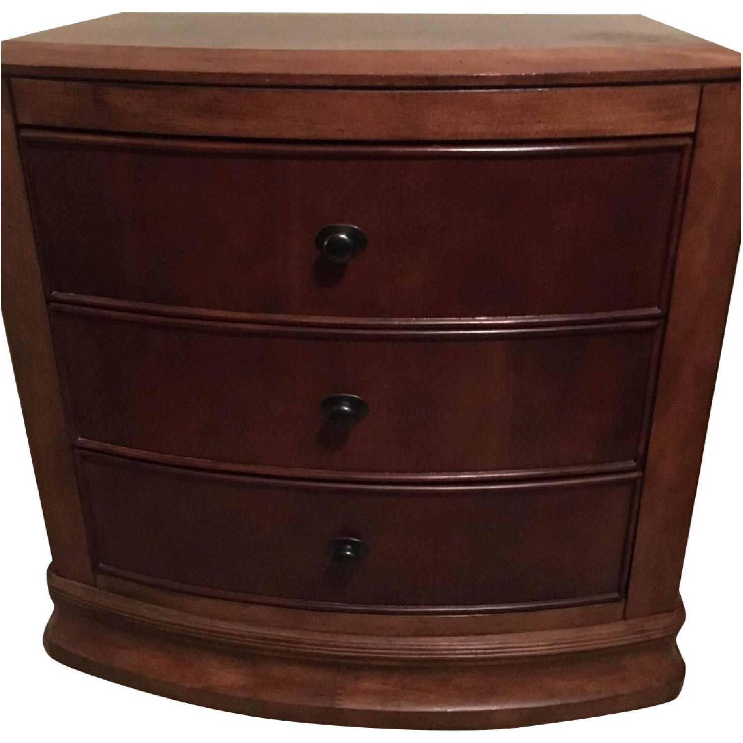 Ashley's Cherry Wood 5-Piece Queen-Sized Bedroom Set - image-5