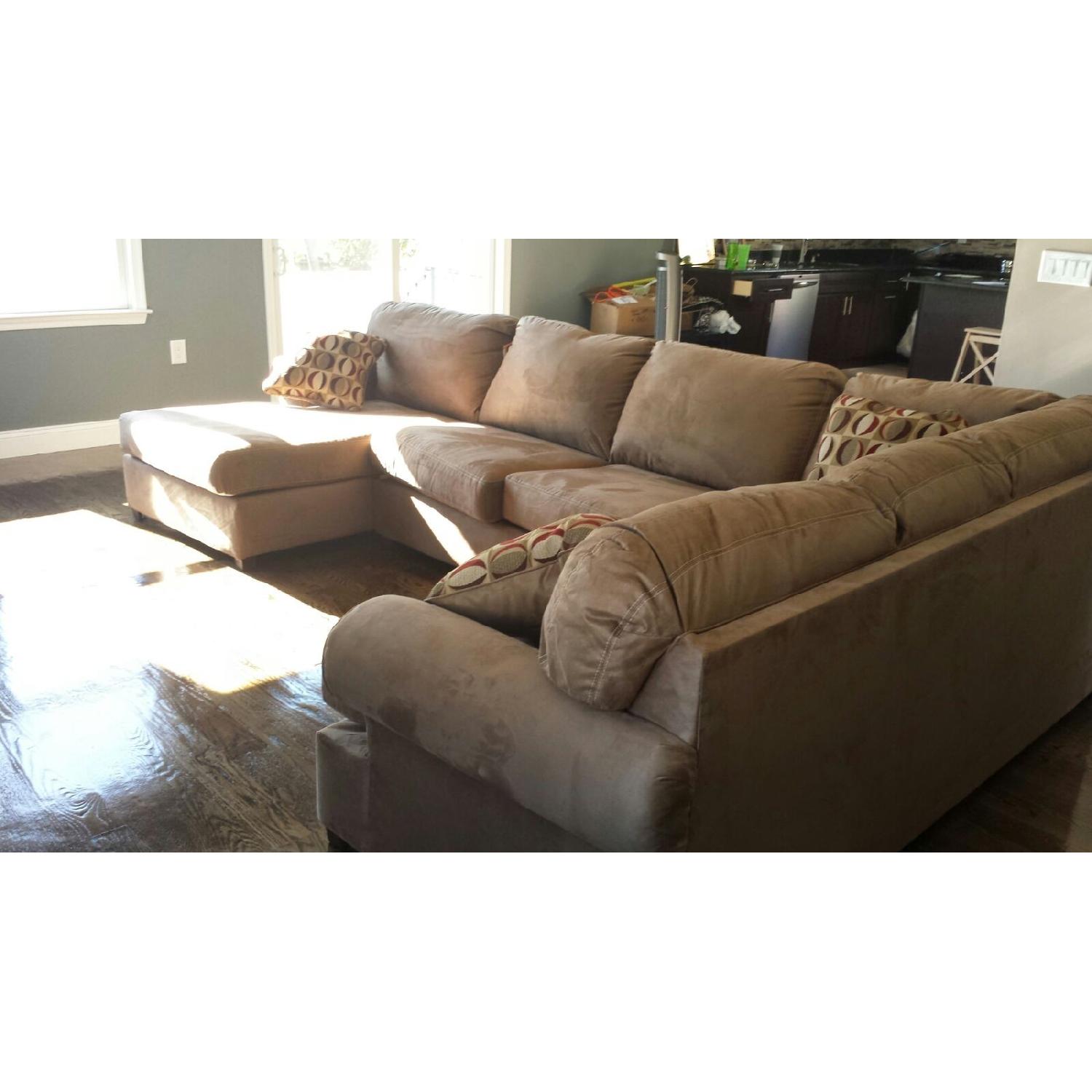 Ashley's Jessa Place 3-Piece Sectional - image-1