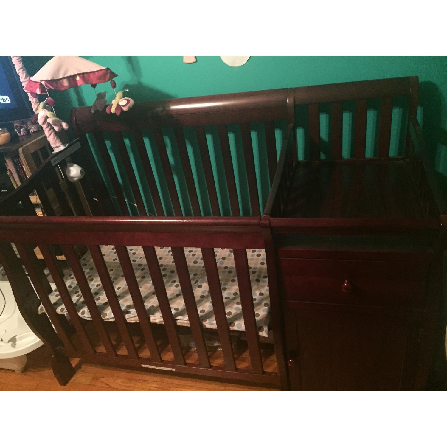 Sorelle Wood Mini Crib With Changing Table - AptDeco