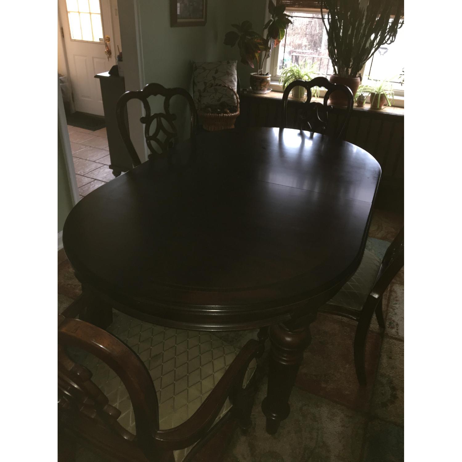 Thomasville Fredericksburg Oval Dining Table w/ 4 Chairs AptDeco