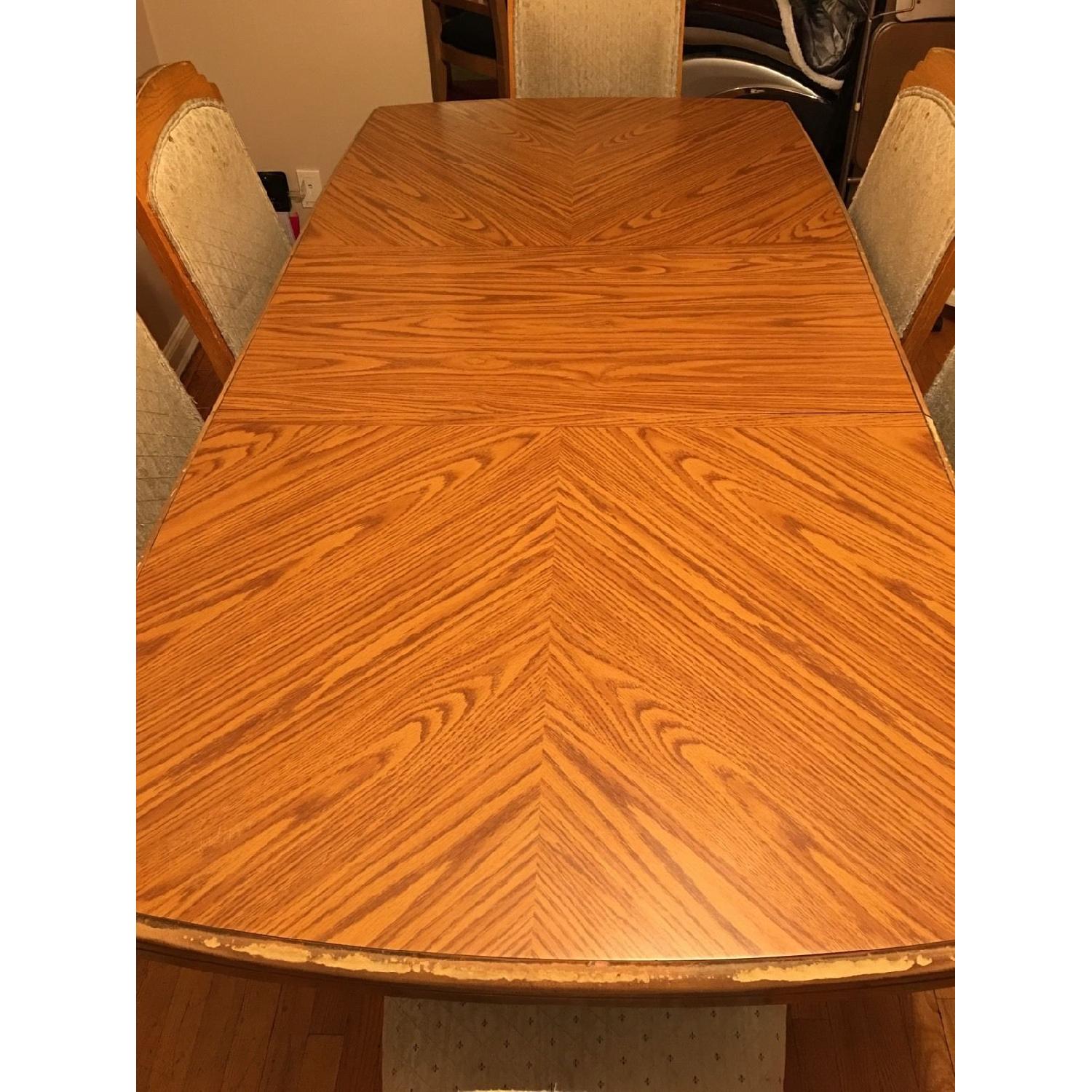 Broyhill Dining Table w/ 6 Chairs AptDeco
