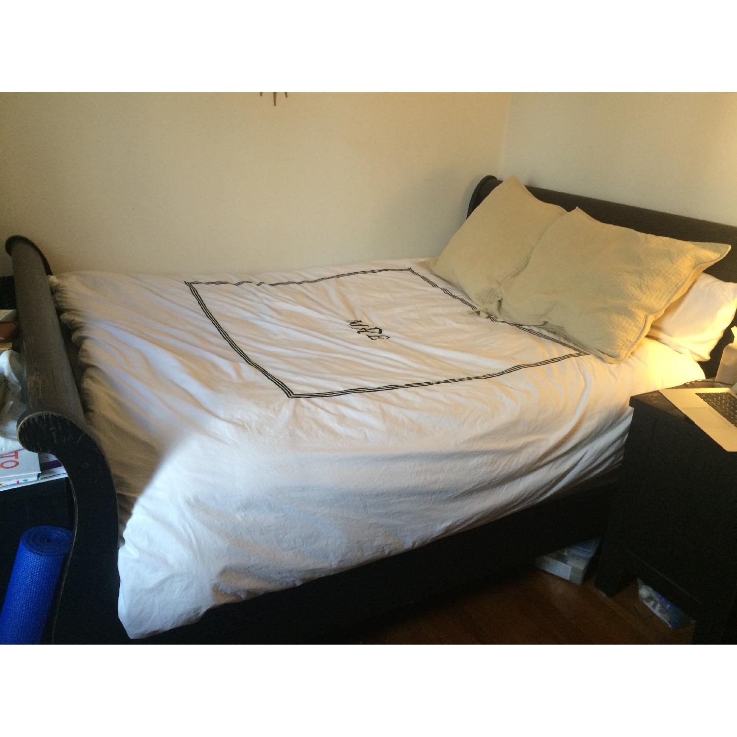 Broyhill Attic Heirlooms Sleigh Bed - image-1