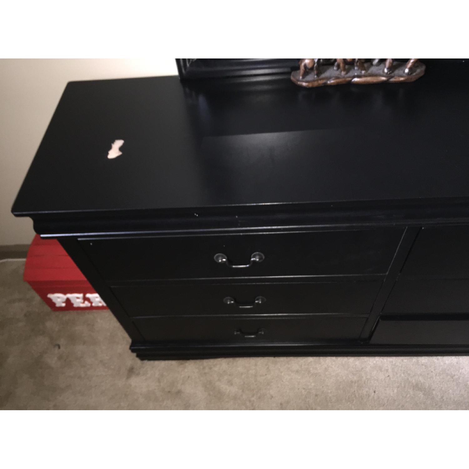 Value City Furniture 4 Piece Queen Bedroom Set - image-2