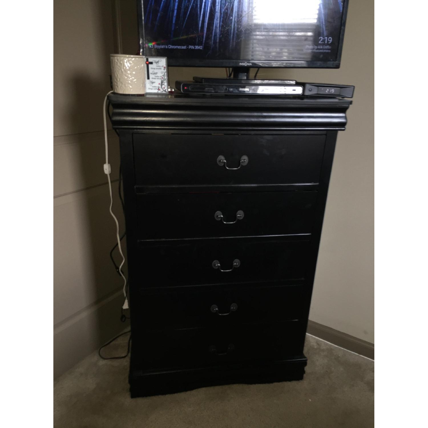 Value City Furniture 4 Piece Queen Bedroom Set - image-4