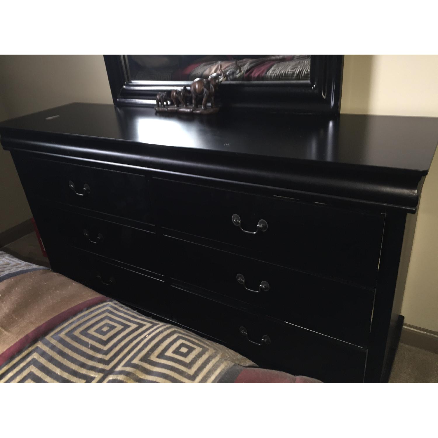 Value City Furniture 4 Piece Queen Bedroom Set - image-5