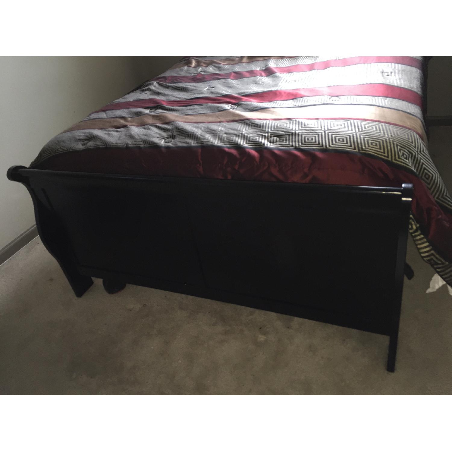 Value City Furniture 4 Piece Queen Bedroom Set - image-8