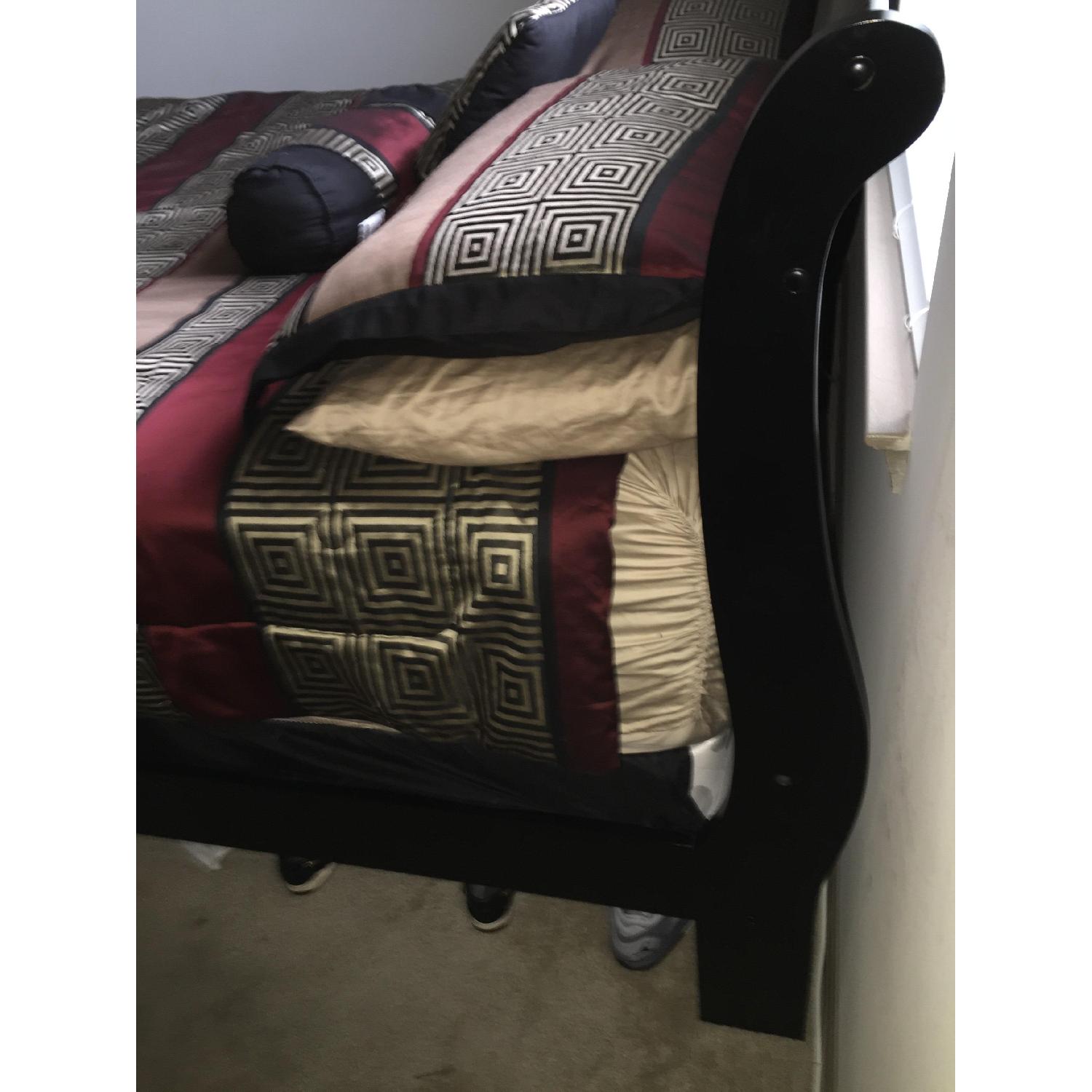 Value City Furniture 4 Piece Queen Bedroom Set - image-9