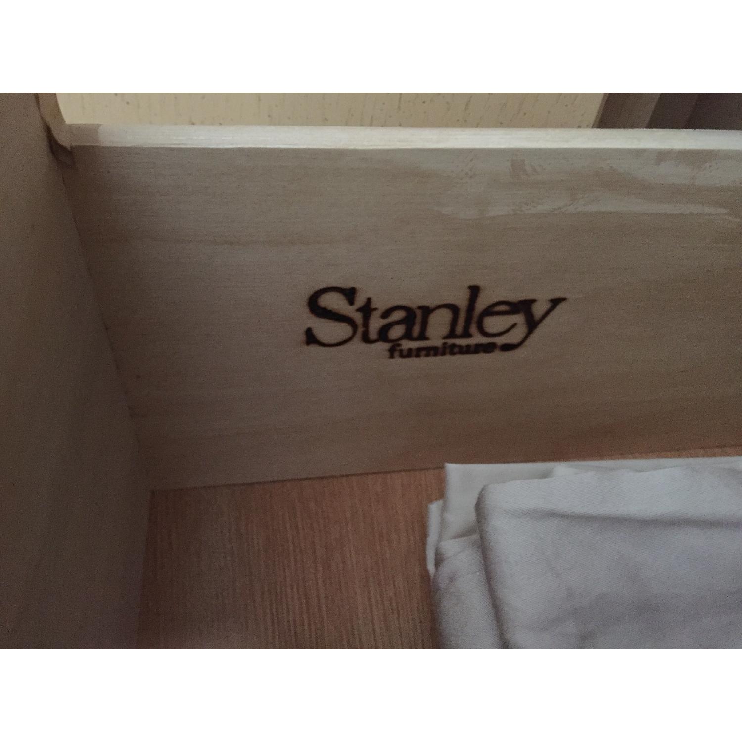 Stanley Furniture 6 Piece Solid Oak Bedroom Set - image-7