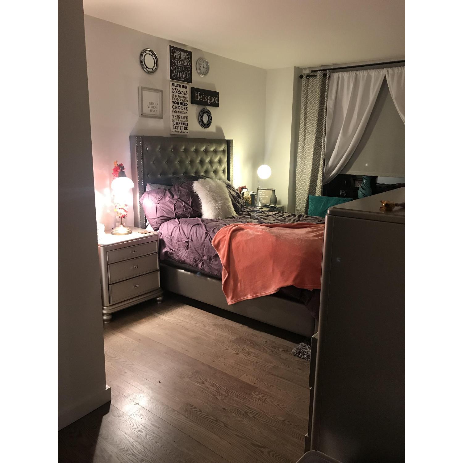 Rooms To Go Upholstered Grey Queen Bed w/ Diamond Headboard - image-1