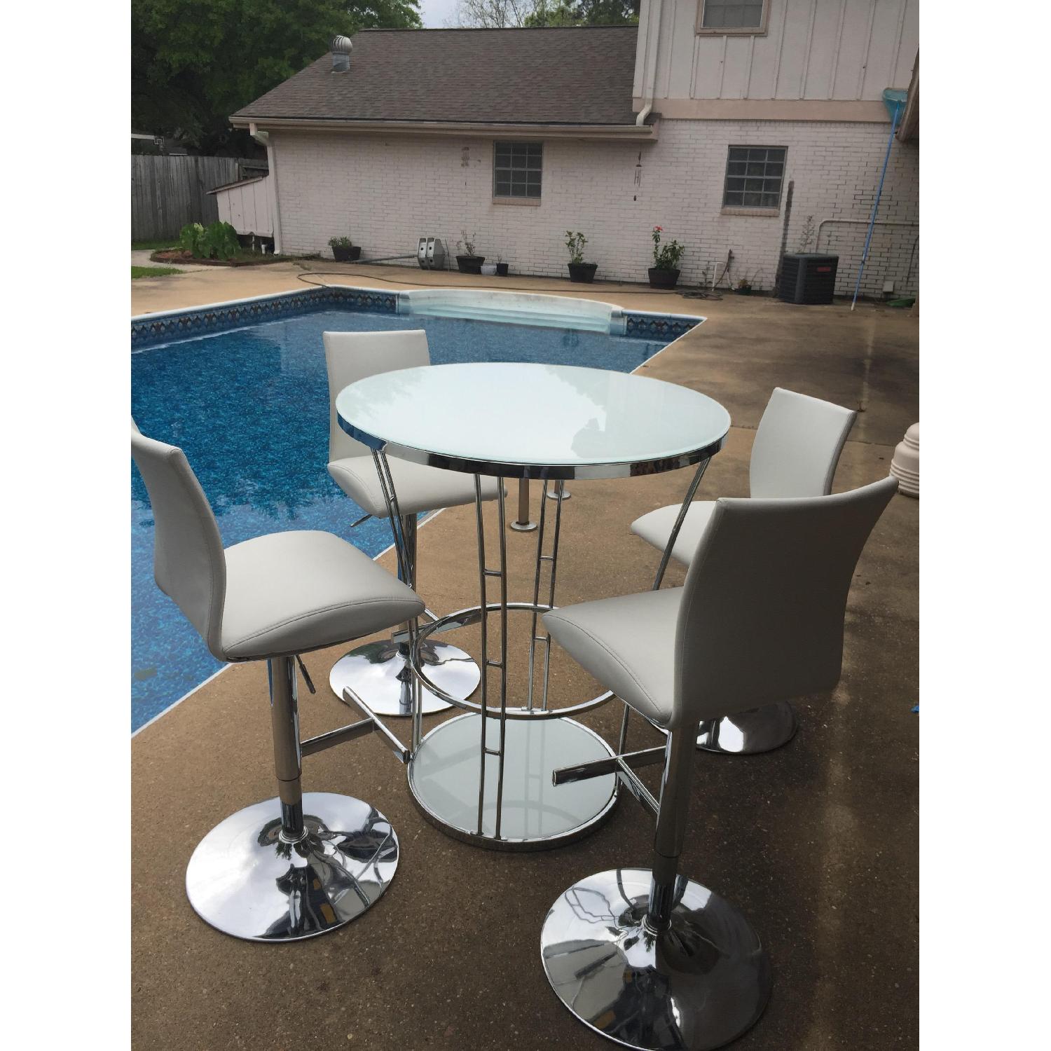 Rooms To Go White Tempered Glass Top Dining Table w/ 4 Stools - image-1