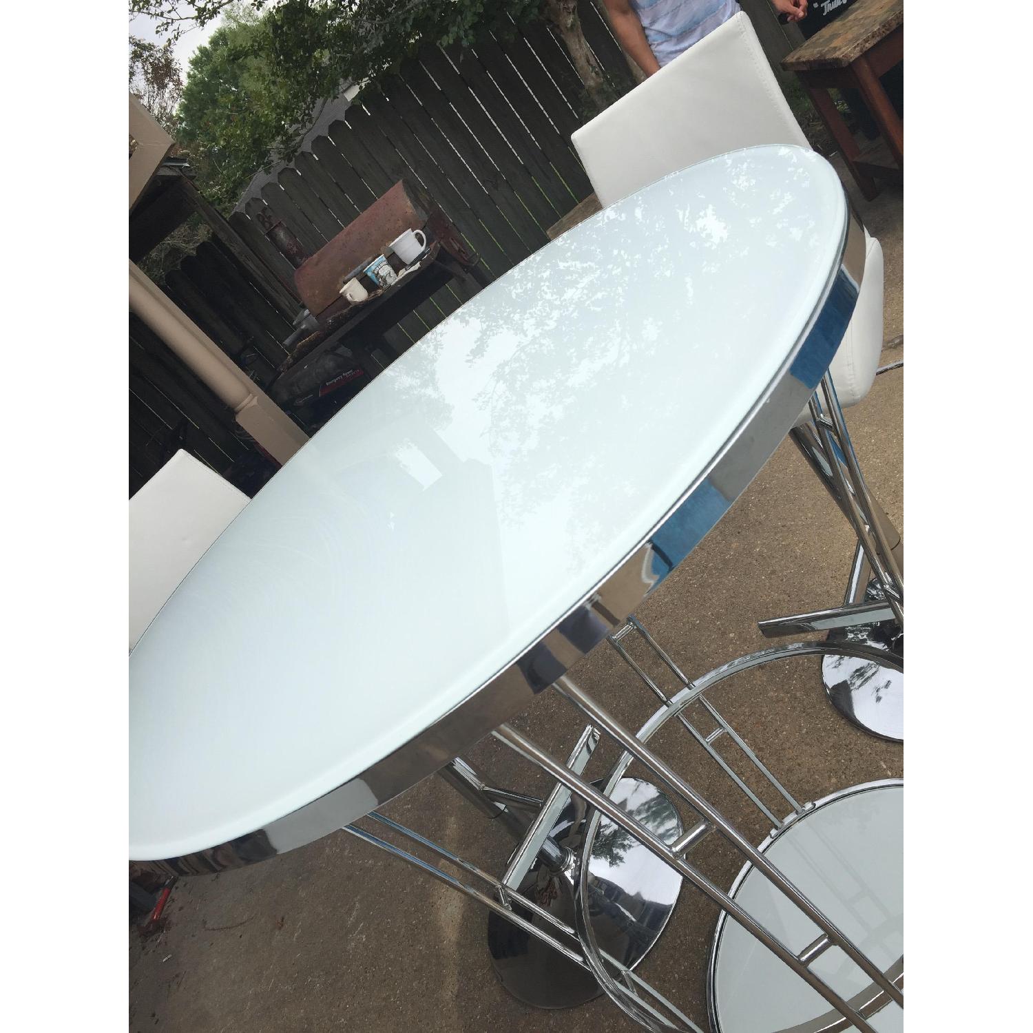 Rooms To Go White Tempered Glass Top Dining Table w/ 4 Stools - image-2