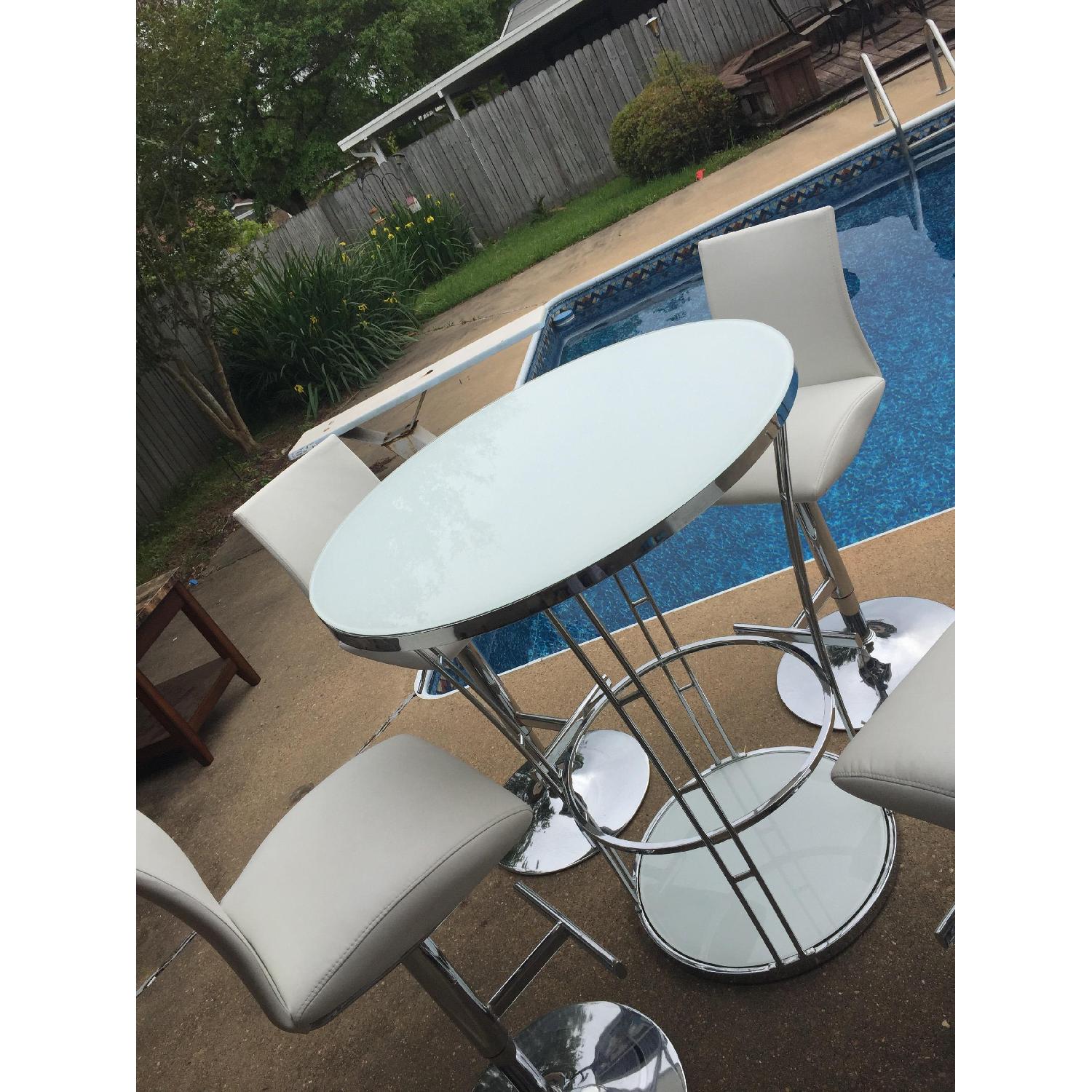 Rooms To Go White Tempered Glass Top Dining Table w/ 4 Stools - image-3