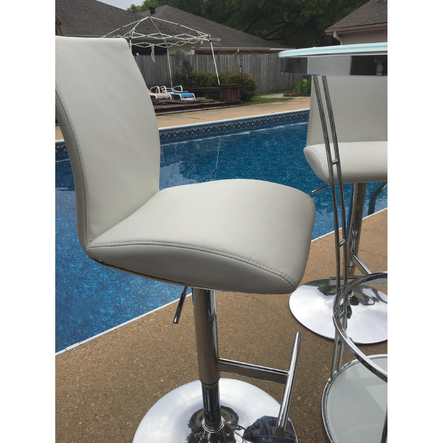 Rooms To Go White Tempered Glass Top Dining Table w/ 4 Stools - image-4