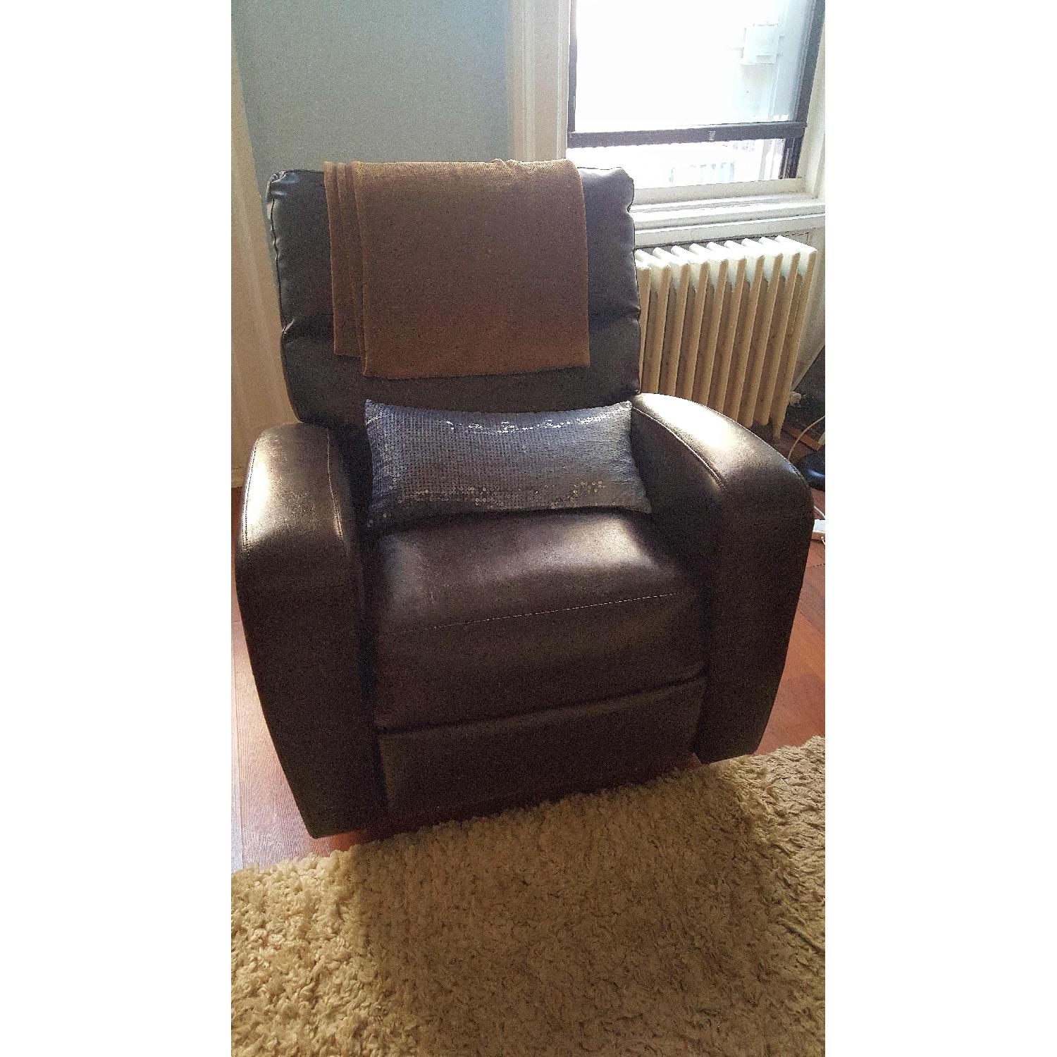 Bob's Leather Recliner AptDeco