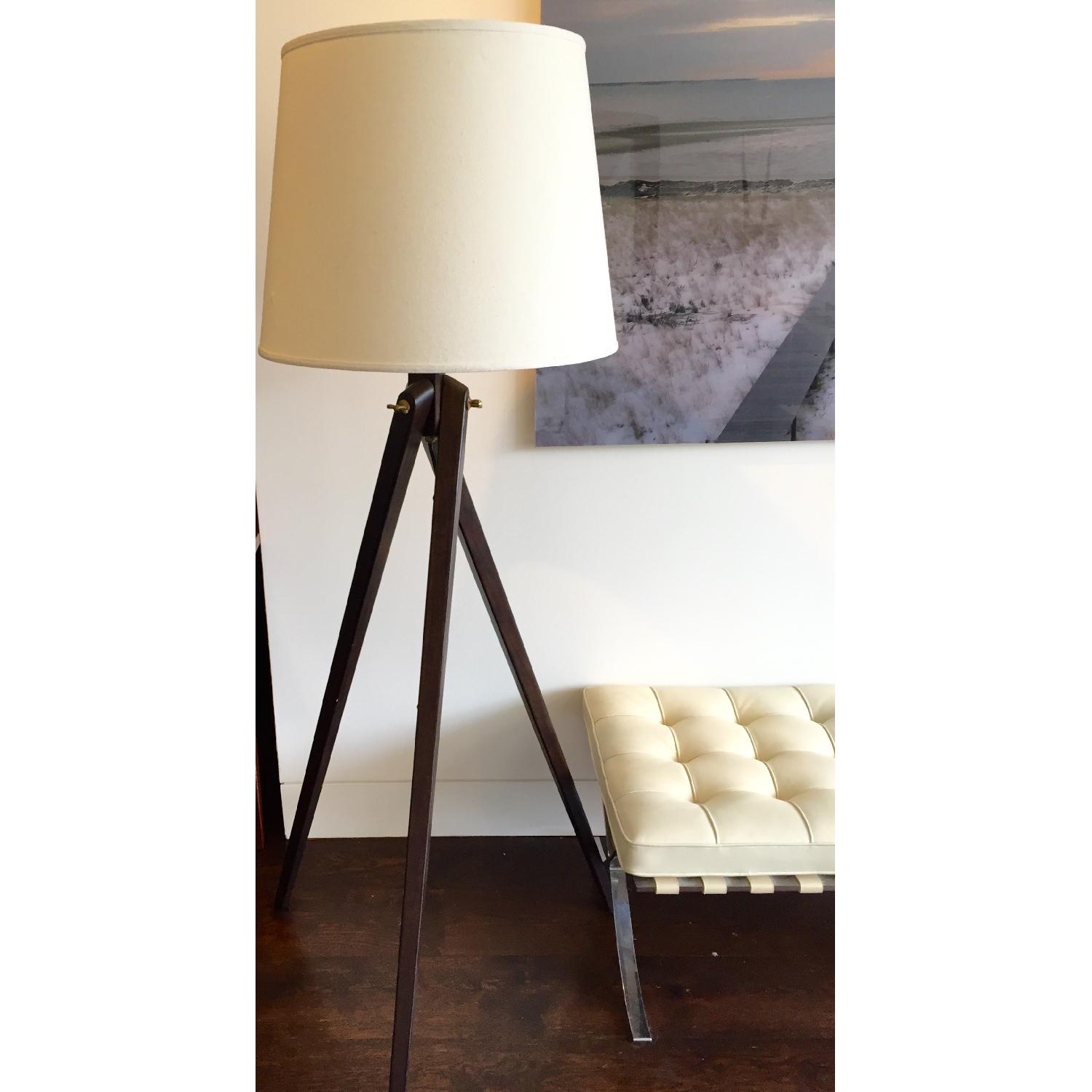 Tripod floor lamp - image-1