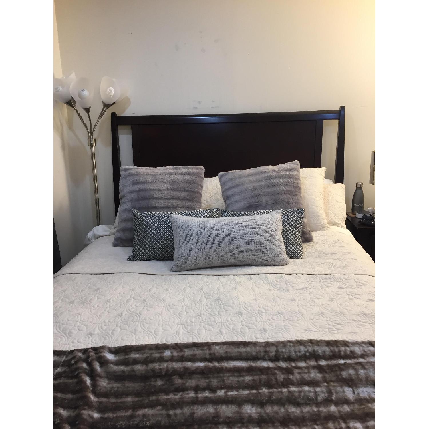 Bob's Queen Size Bed w/ Storage Drawers AptDeco