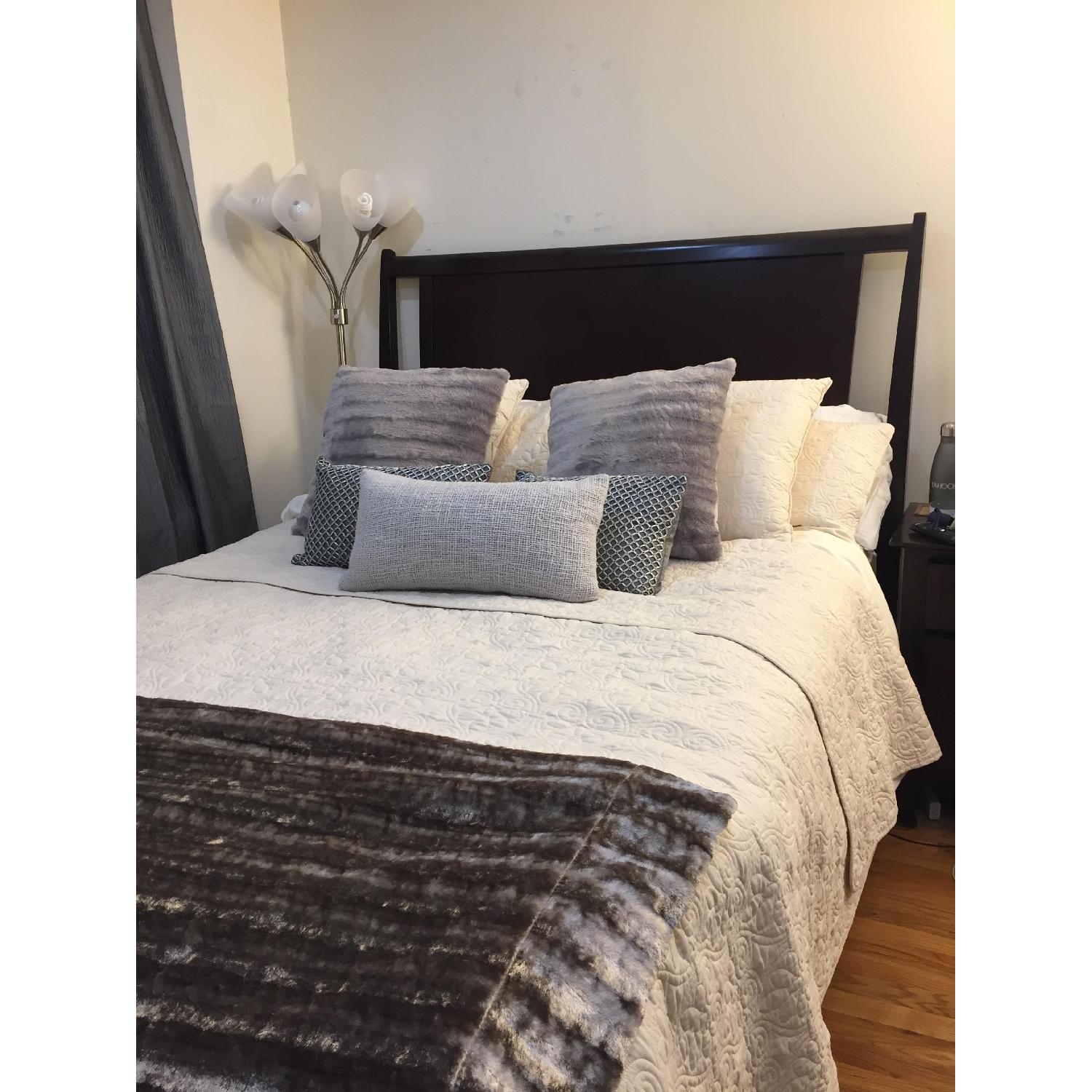 Bob's Queen Size Bed w/ Storage Drawers AptDeco