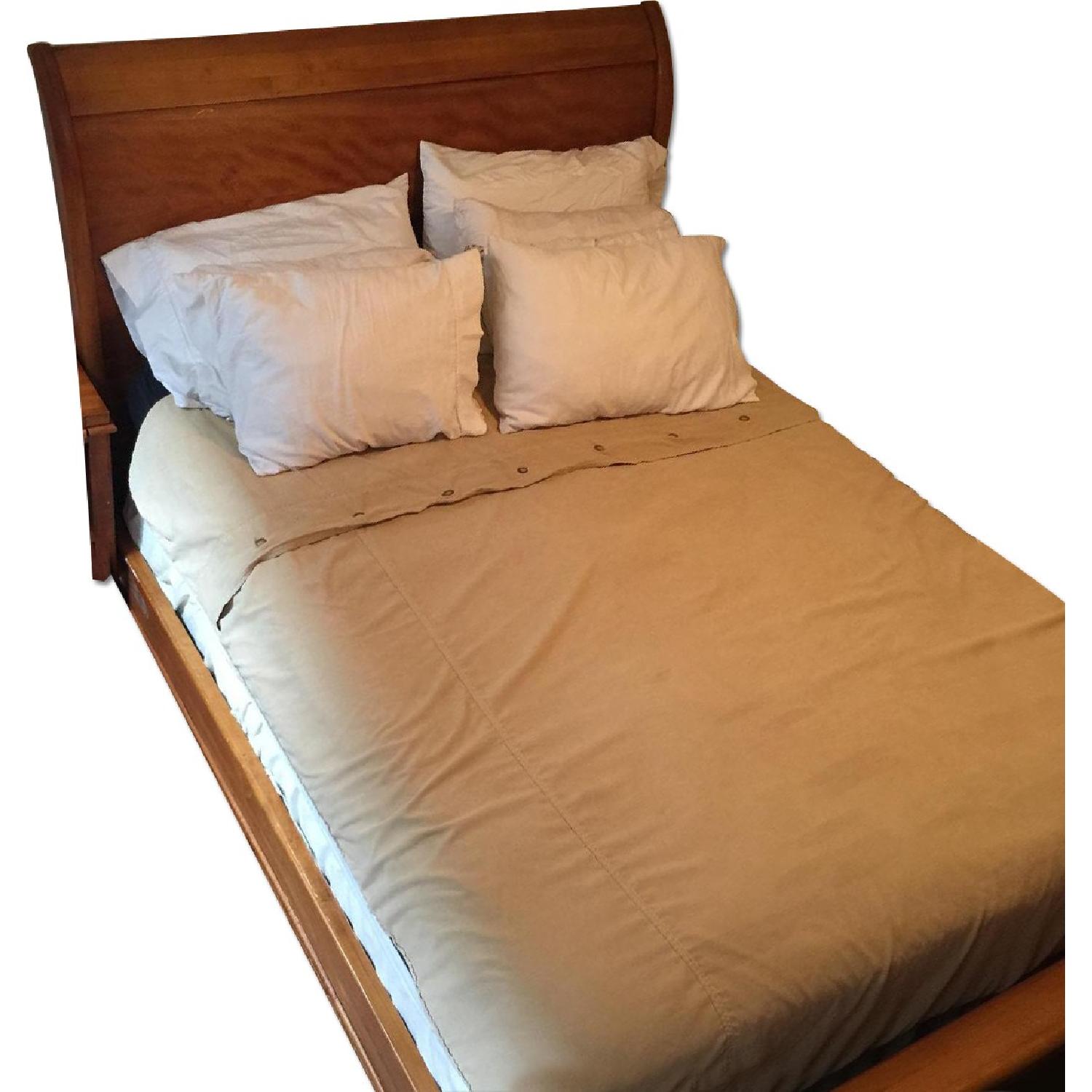 Crate & Barrel Queen Bedroom Set w/ Oak Sleigh Bed AptDeco