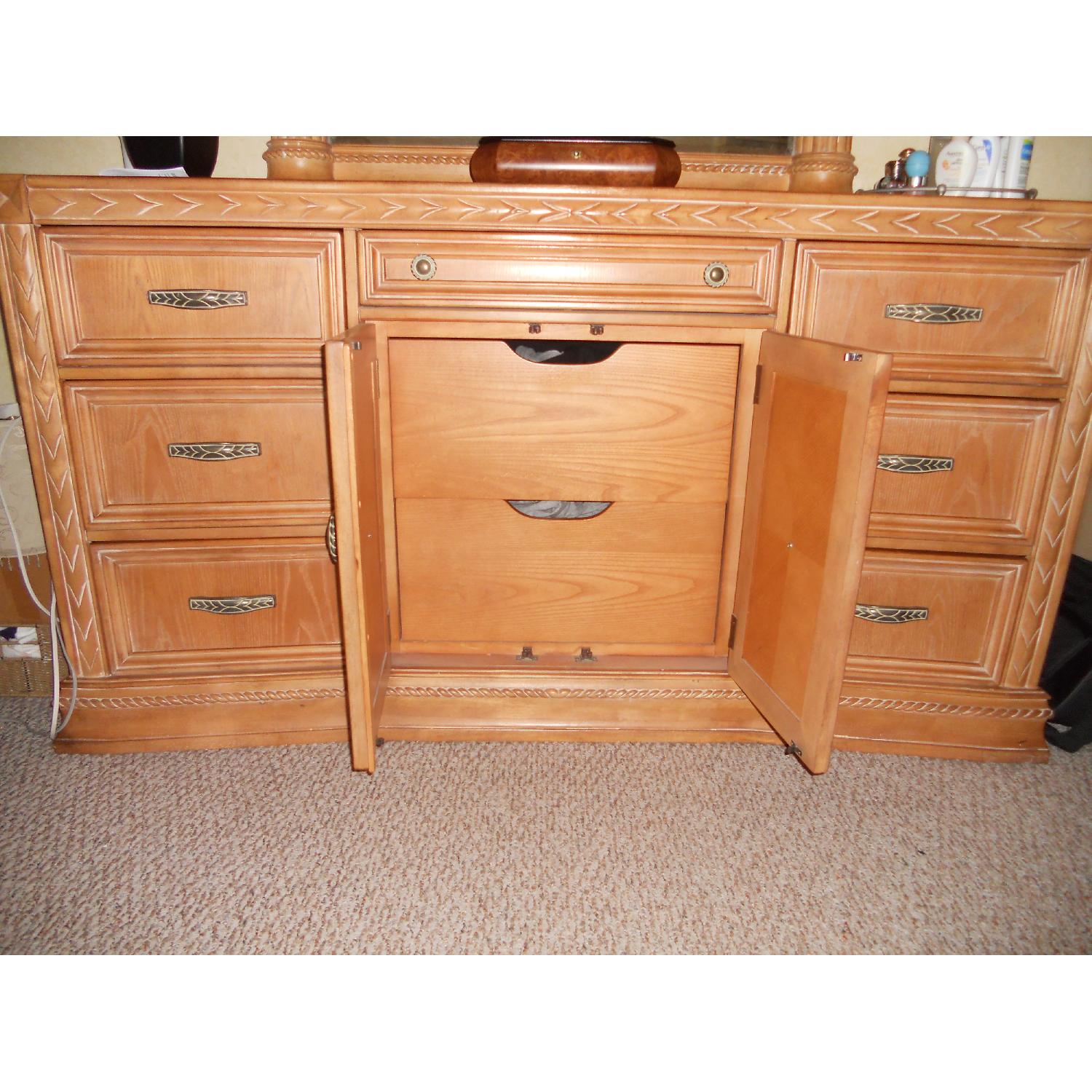 Broyhill Bedroom Set AptDeco