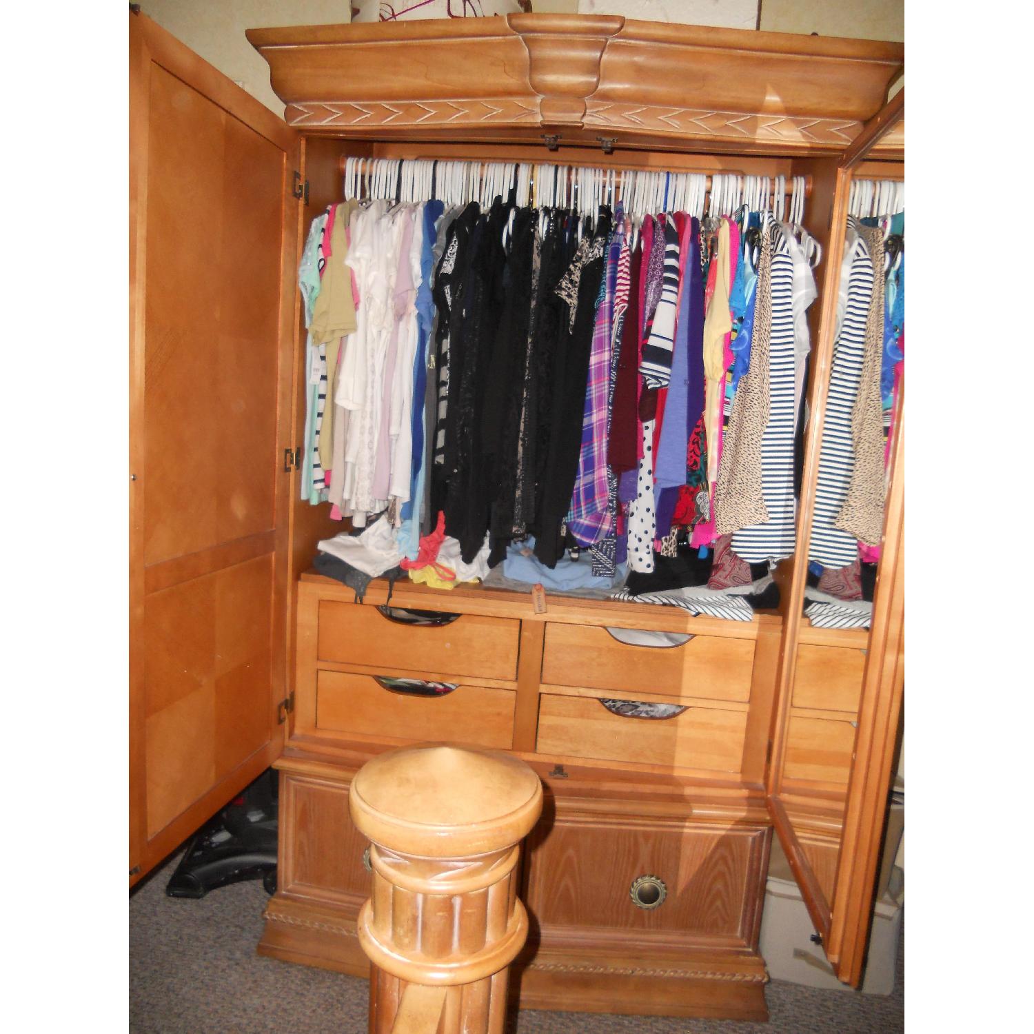 Broyhill Bedroom Set - image-6